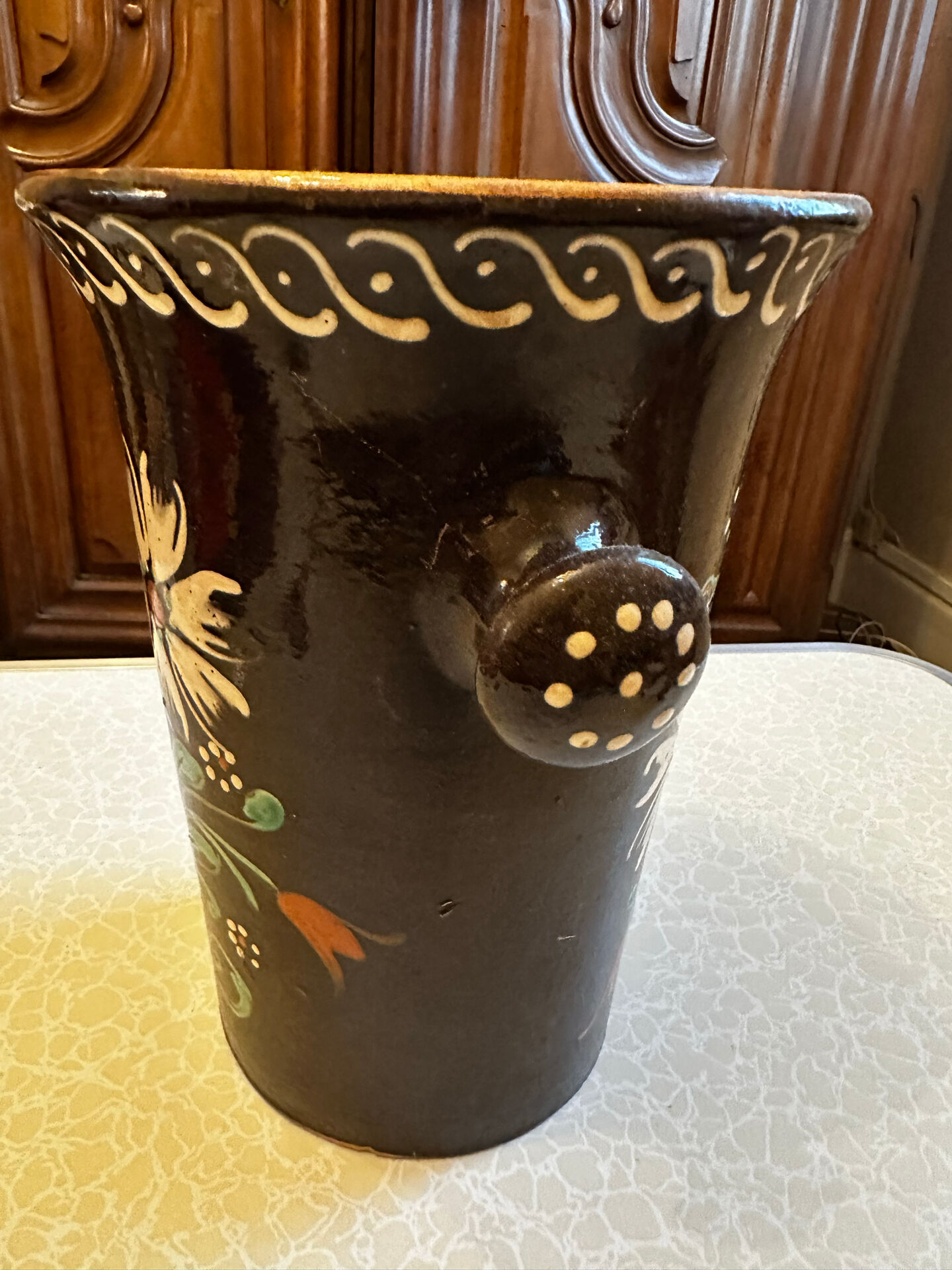 Antique white wine cooler in glazed ceramic – flora decoration