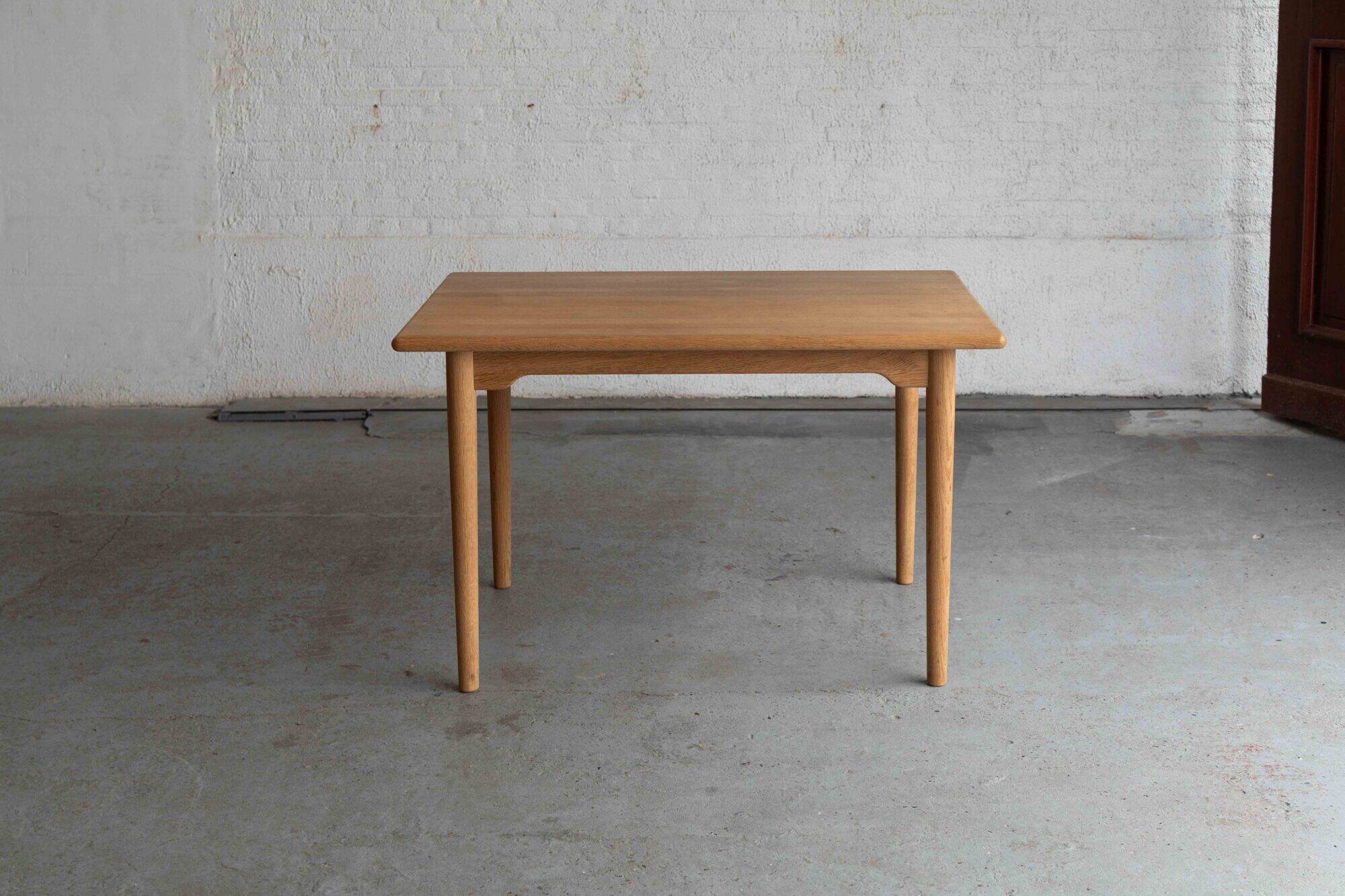Table à manger par Brødrene Andersen Mobelsnedkeri