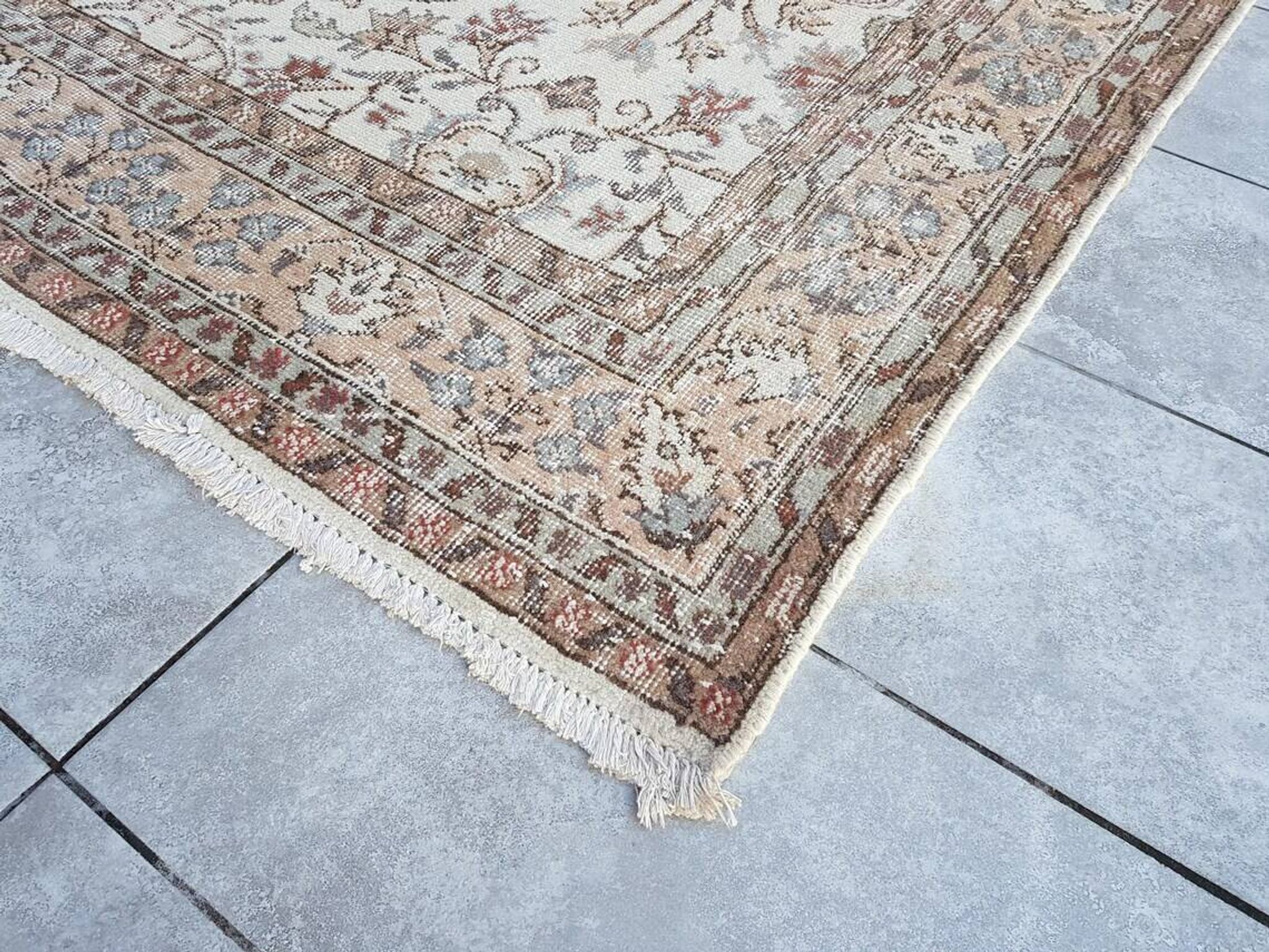 Tapis Oushak beige anatolien au sol sku 2781