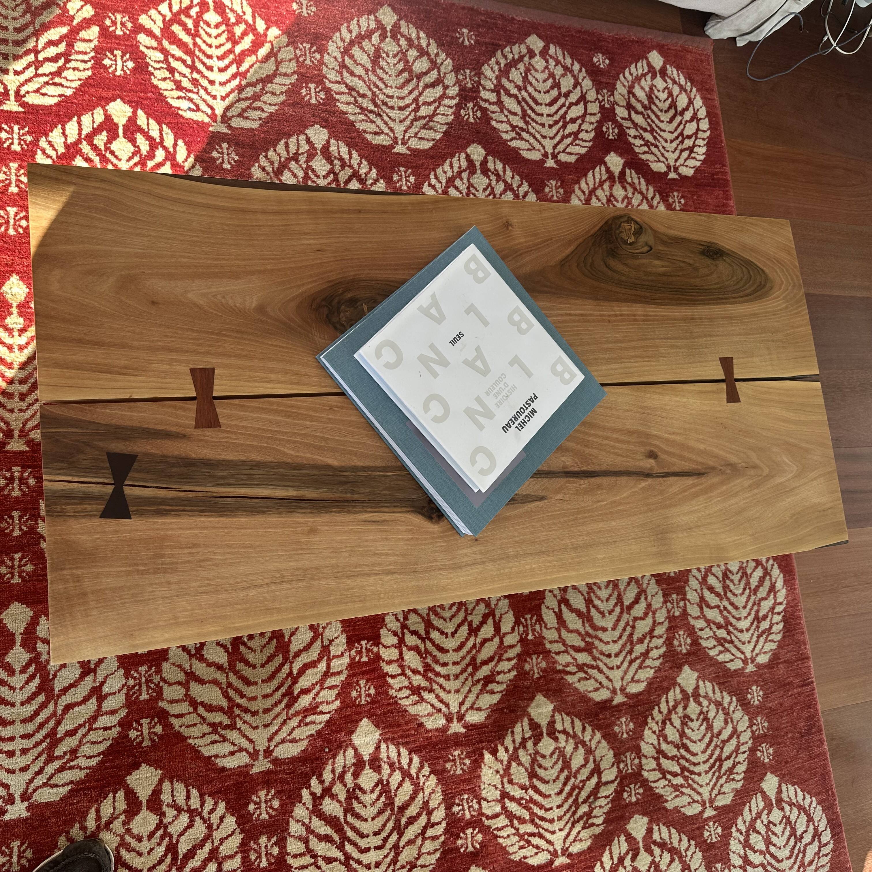 Table basse en noyer massif "Wharton" style G. Nakashima
