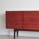 buffet danois vintage avec des tiroirs noirs et blancs