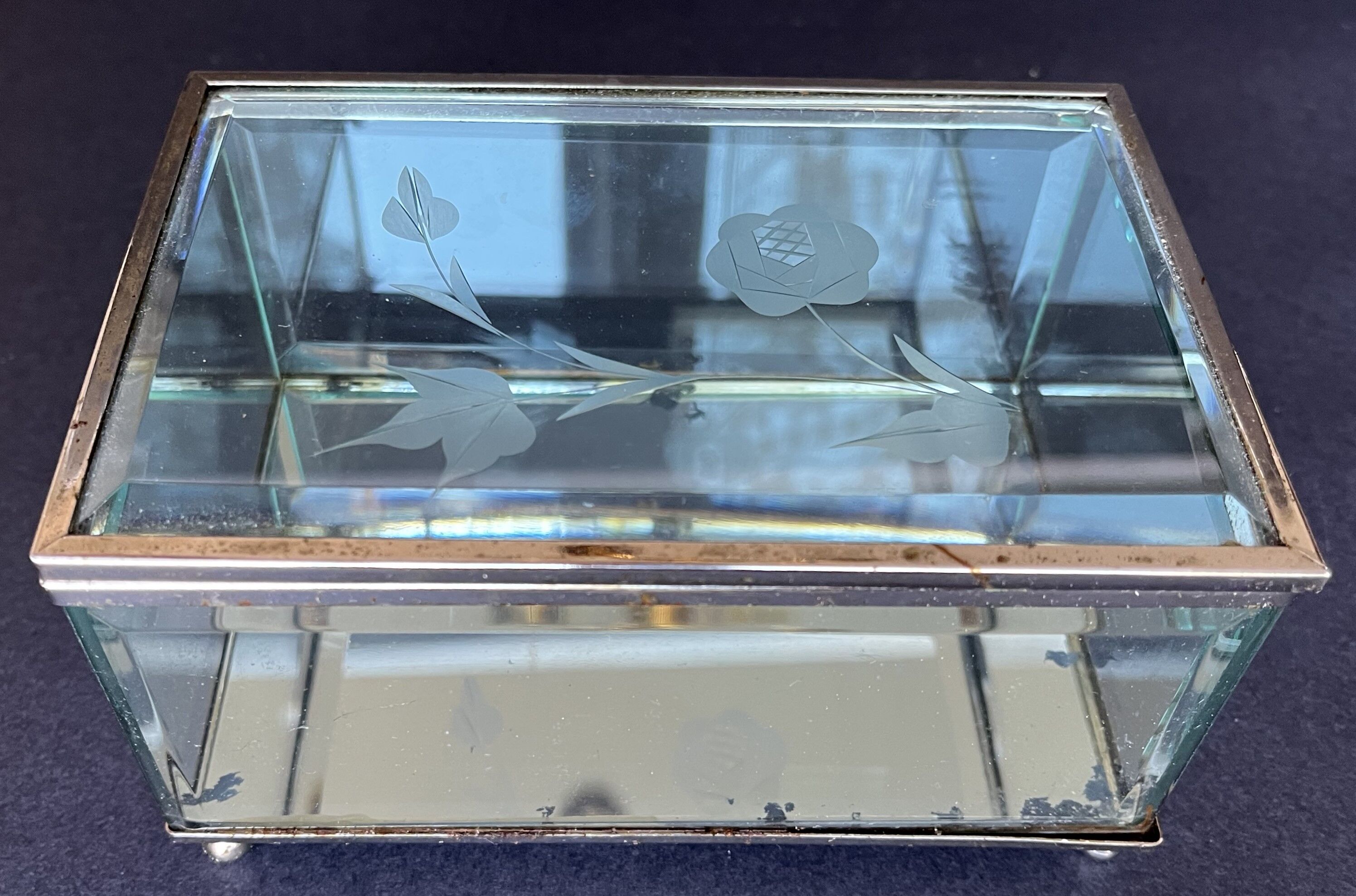 Glass jewelry box