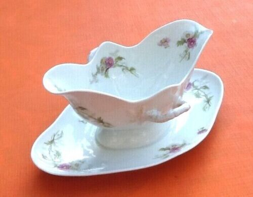Sauce boat Porcelain with floral decoration on a white background " Aux Lions de Faïence " Paris