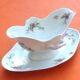 Saucière Porcelaine à décor floral sur fond blanc  " Aux Lions de Faïence " Paris