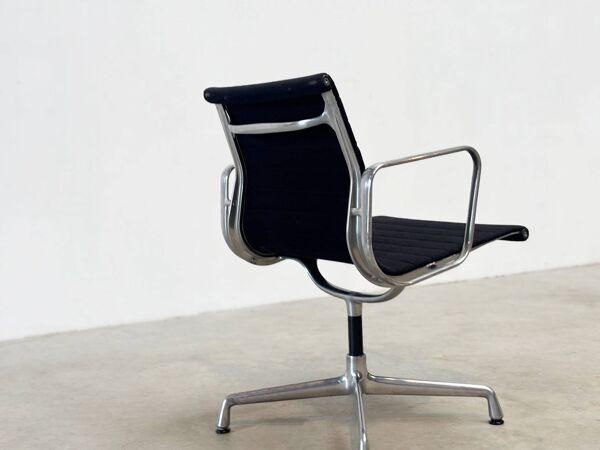Chaise de bureau EA108 de Charles & Ray Eames pour Vitra