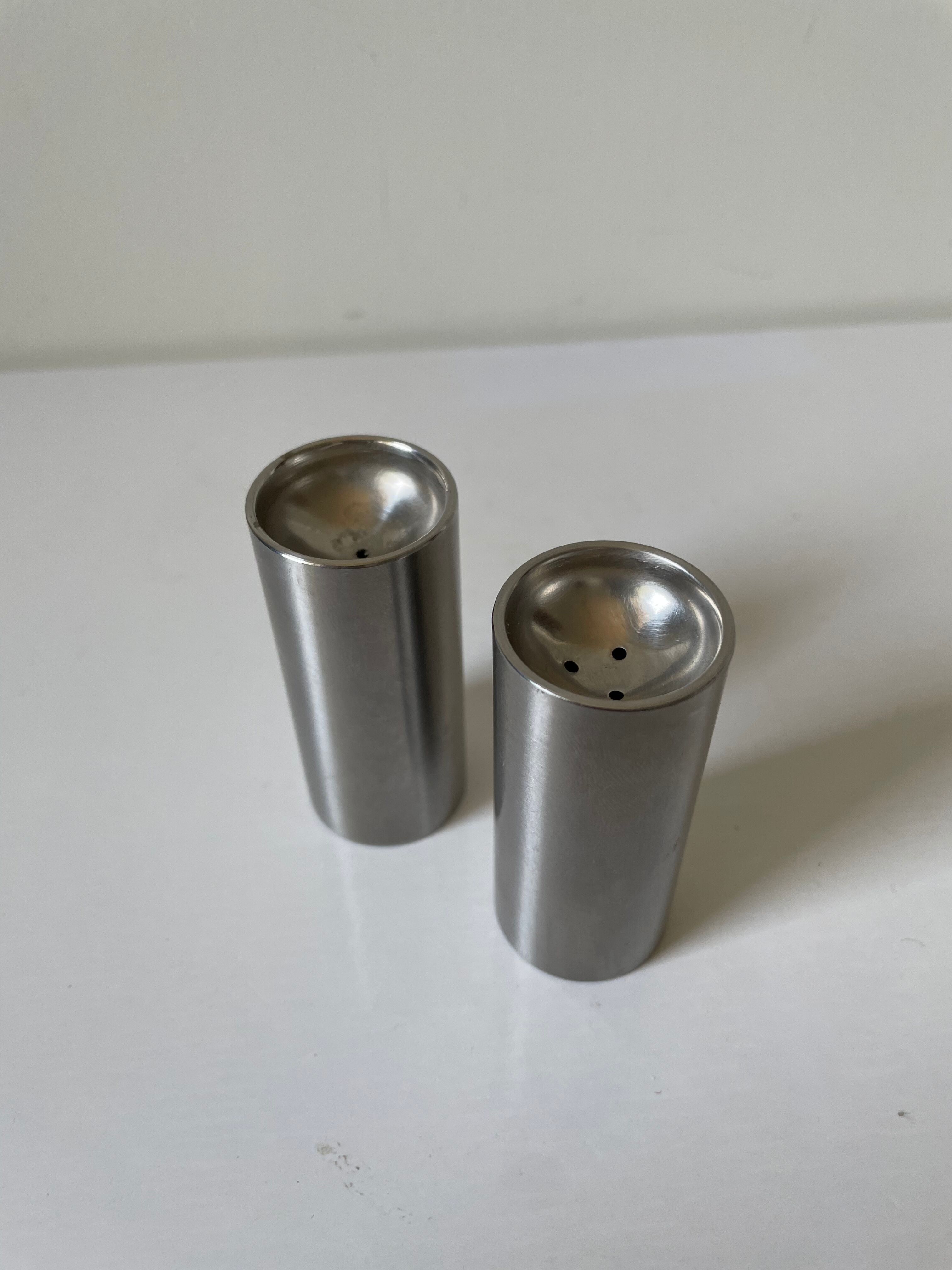 Salière et poivrier d'Arne Jacobsen pour Stelton