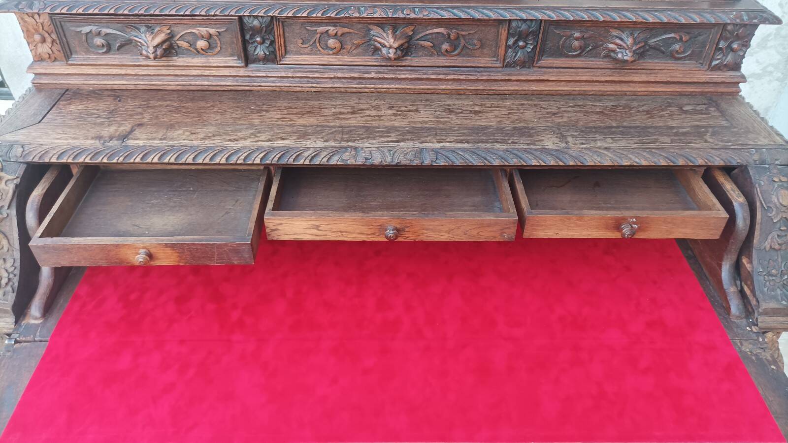 Louis XIII cylinder desk in carved oak, 19th century.