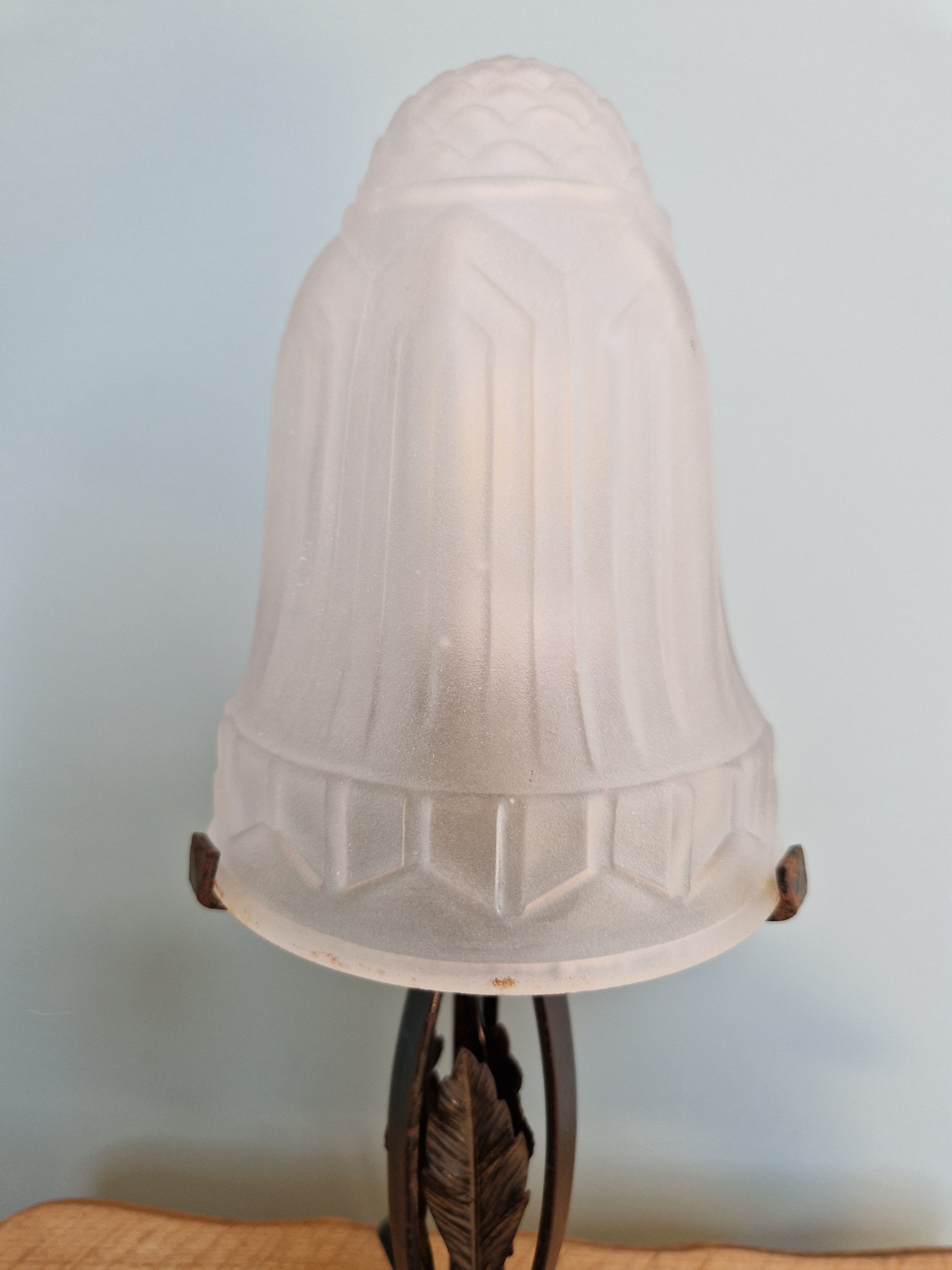 Art deco lamp in wrought iron and pressed-molded glass 1920s 1930s