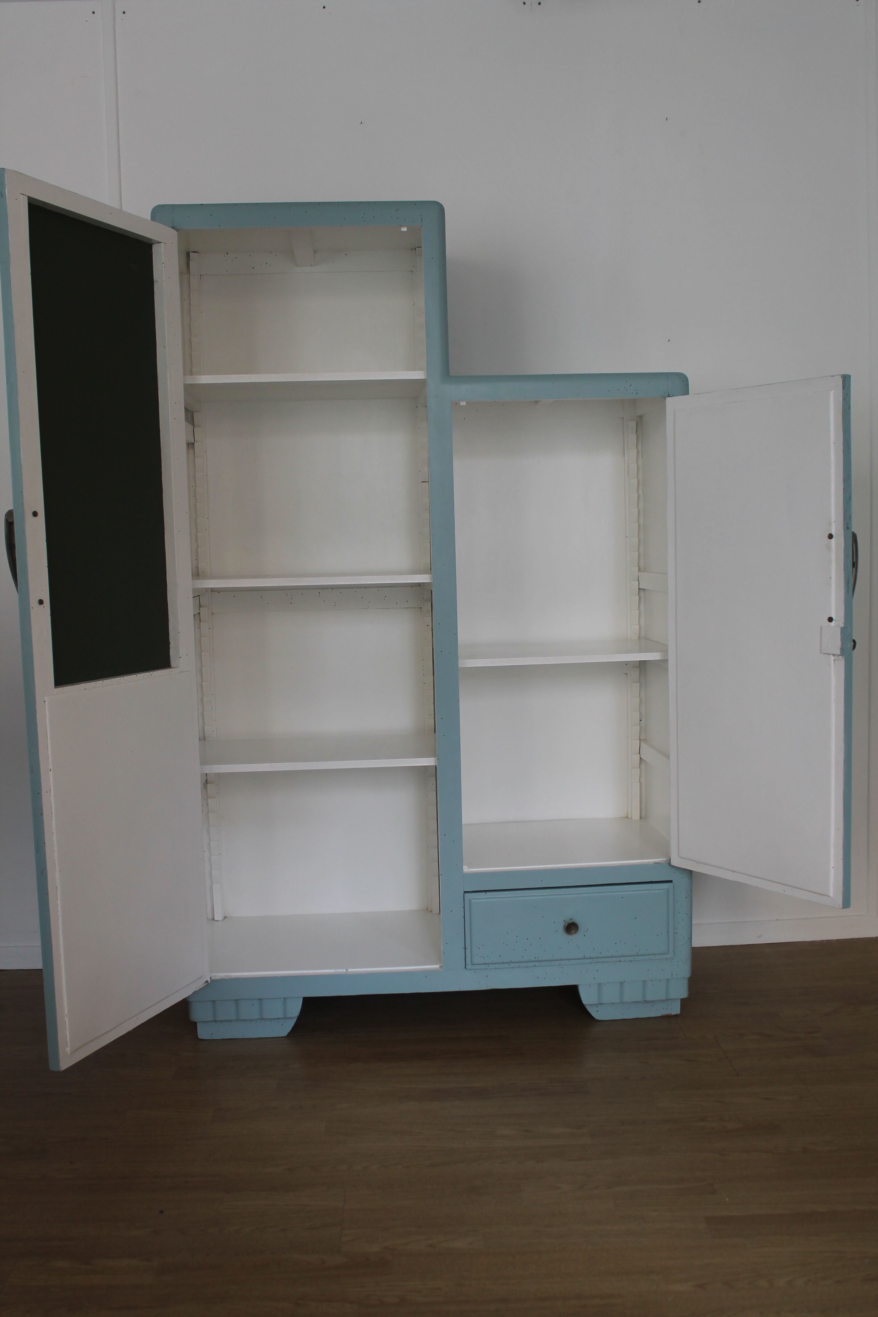 Asymmetrical wardrobe typical of the 50