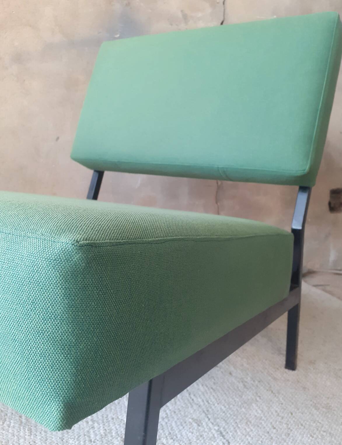 Chauffeuses de style Pierre Guariche, structure métal, années 1960