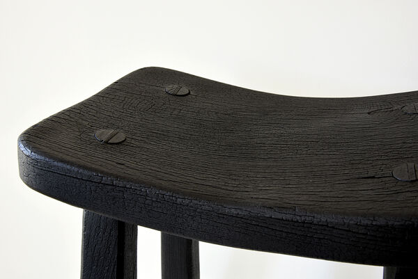 Tabouret style japonais en bois finition bois brule shou-sugi-ban