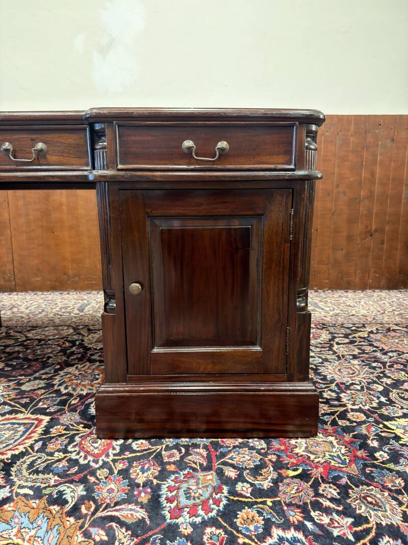 Classic Chesterfield English Desk Partnerdesk