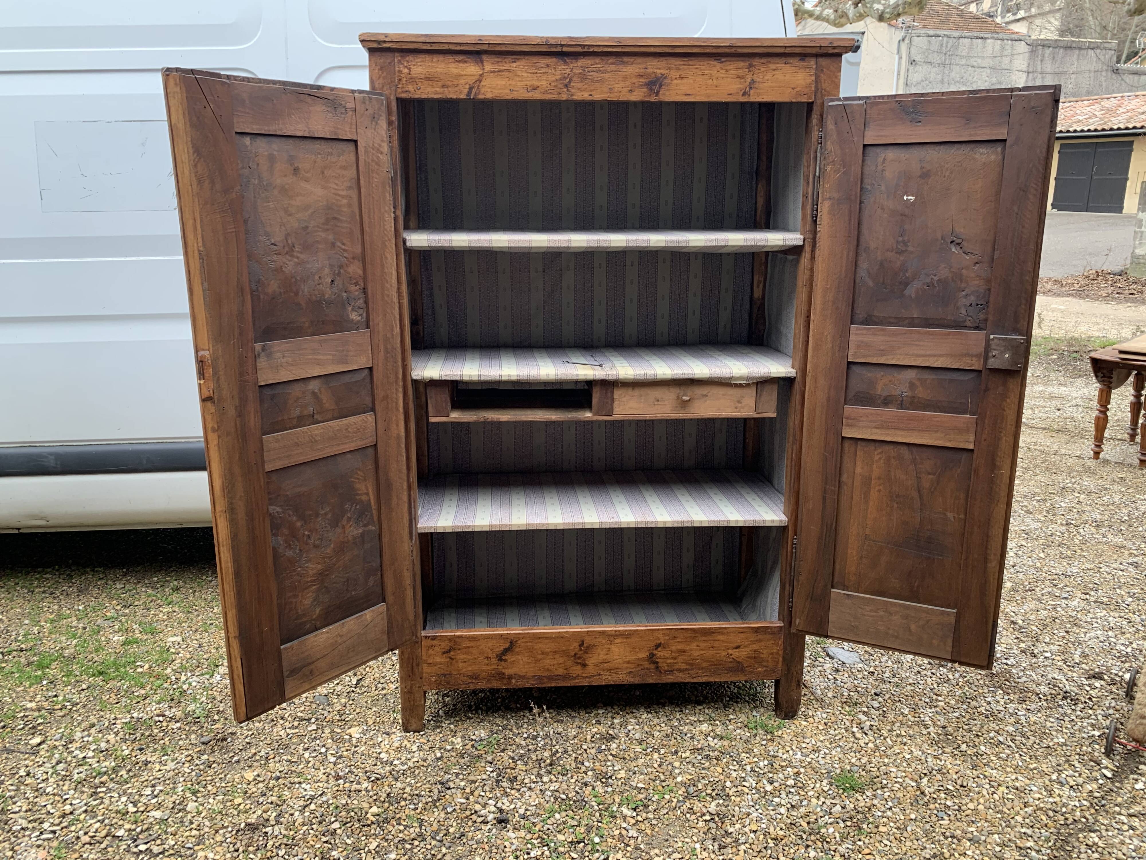 Armoire lingère de village en campagne