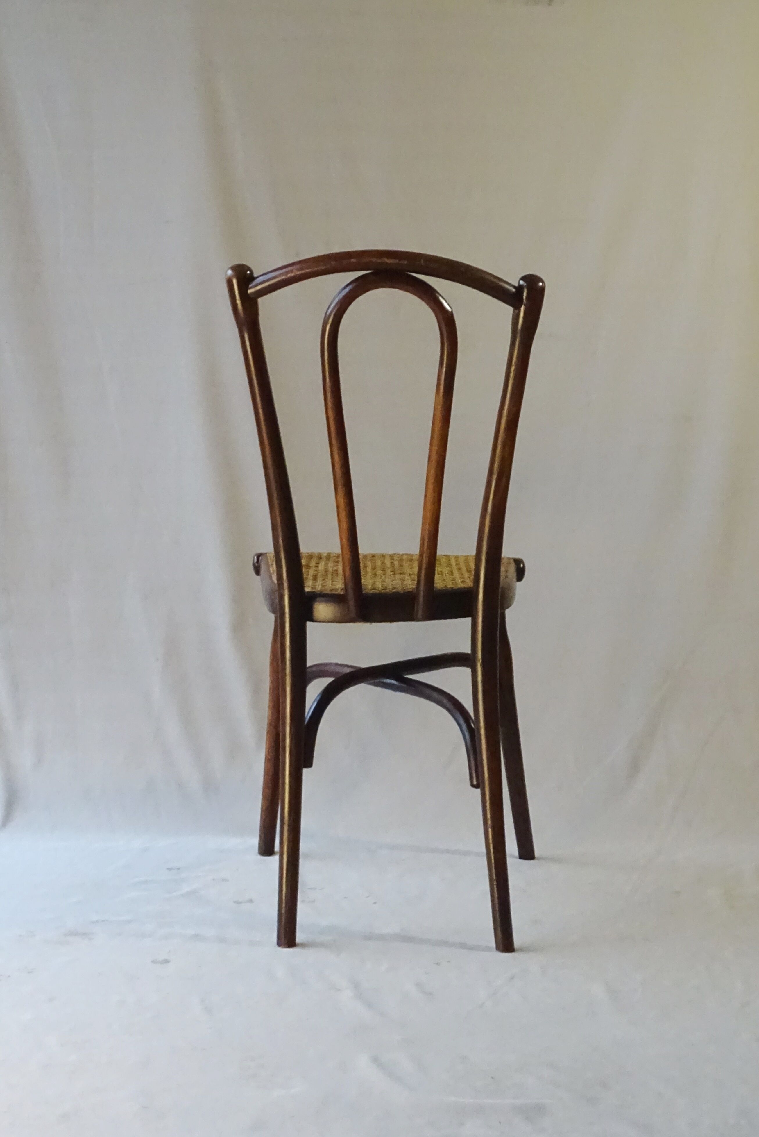 Chaise bistrot  Thonet N°118 pieds compas 1895, cannée