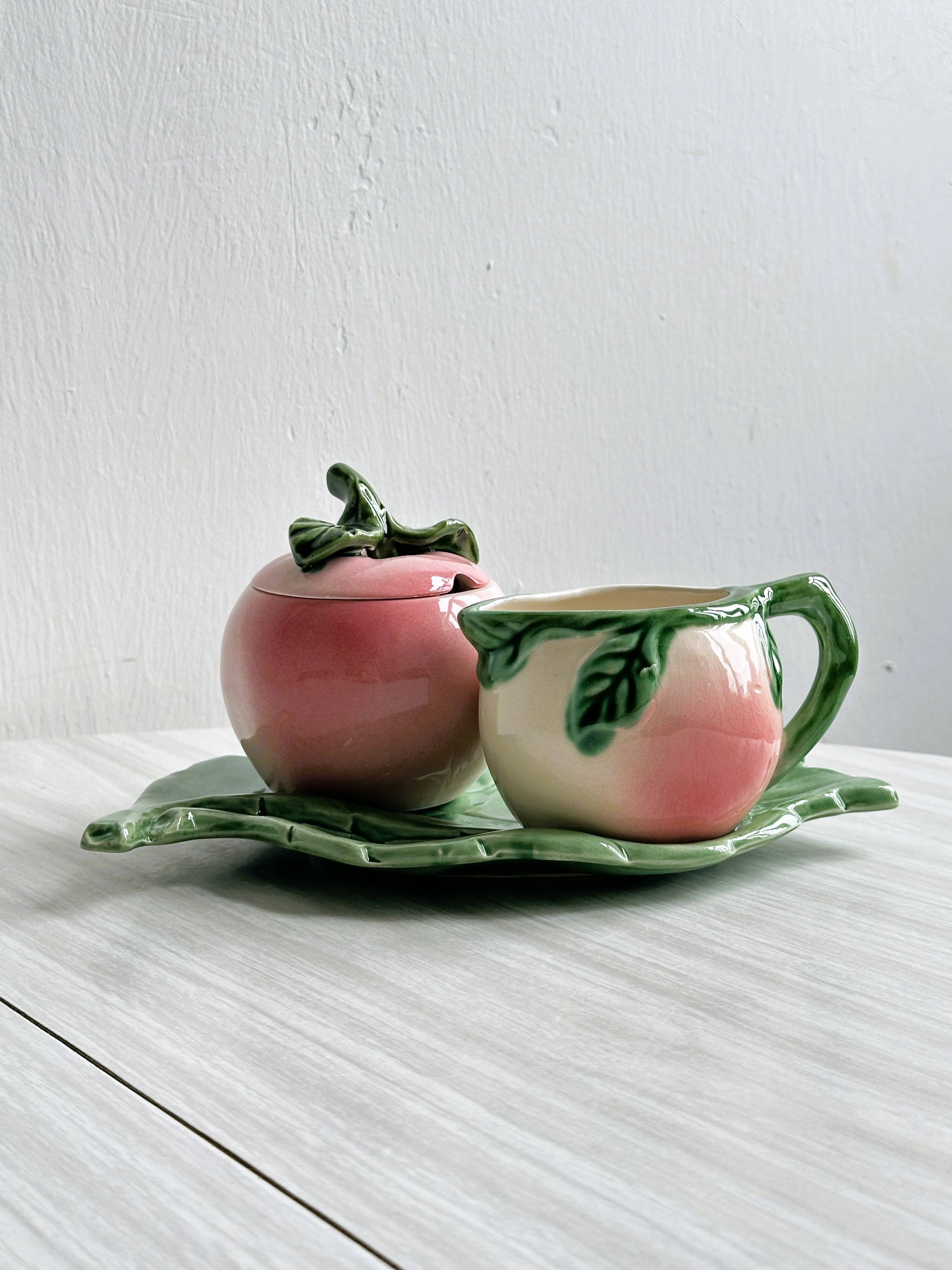 Saucière, sucrier et support en barbotine pêche rose.