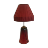 Lampe en verre teinté rouge avec abat-jour plissé