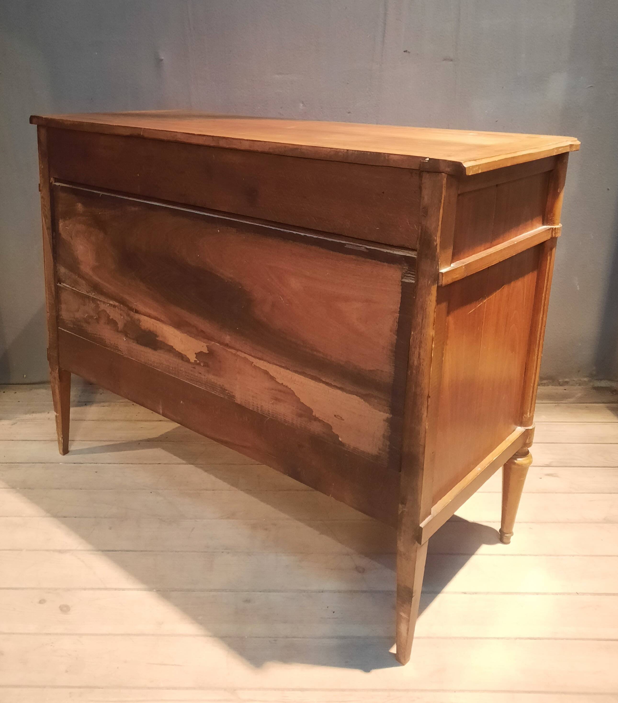 Commode style Louis XV I à trois tirroirs