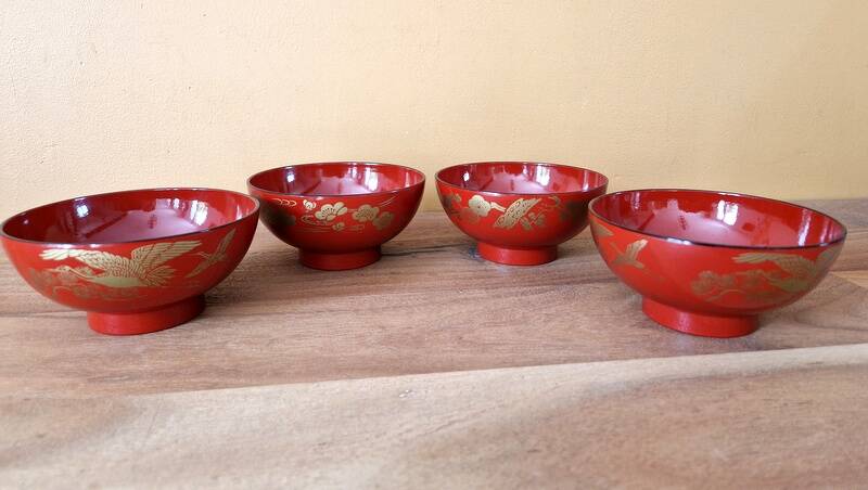 Japan - Series of 4 rice bowls - In red and gold lacquered wood - Meiji period work (1868-1912)