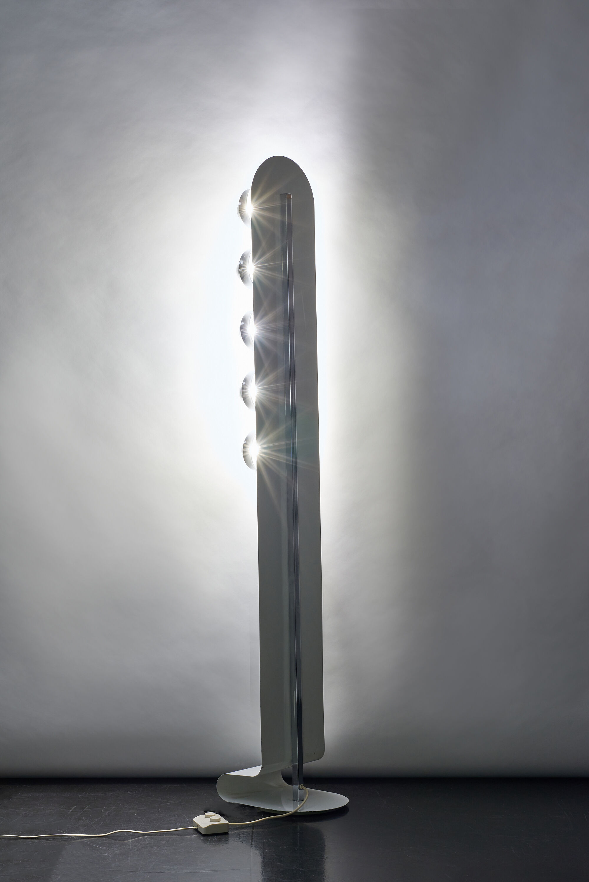 Space age rotating column with 5 lights