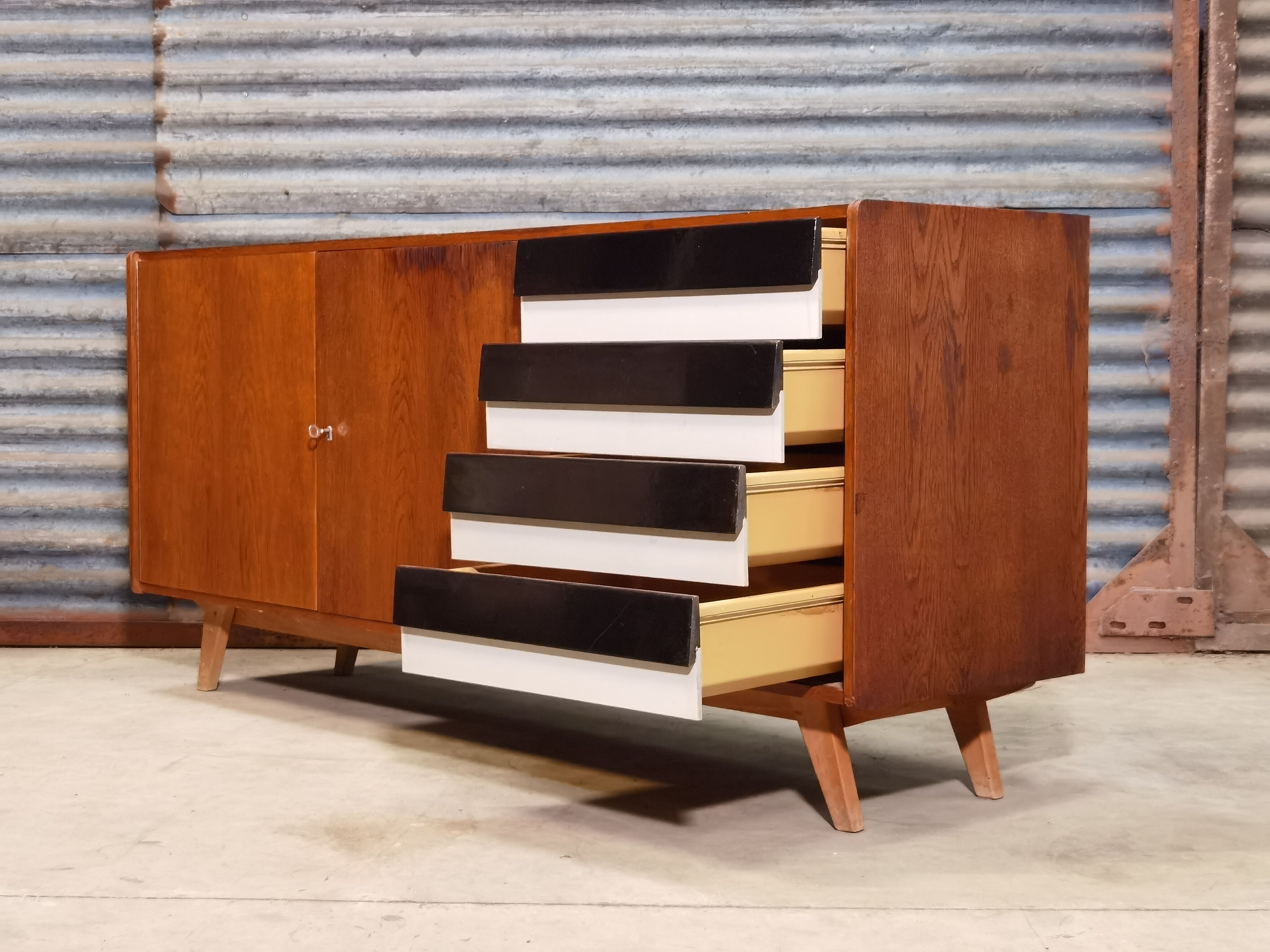 Enfilade U-460 de Jiri Jiroutek par Interier Praha