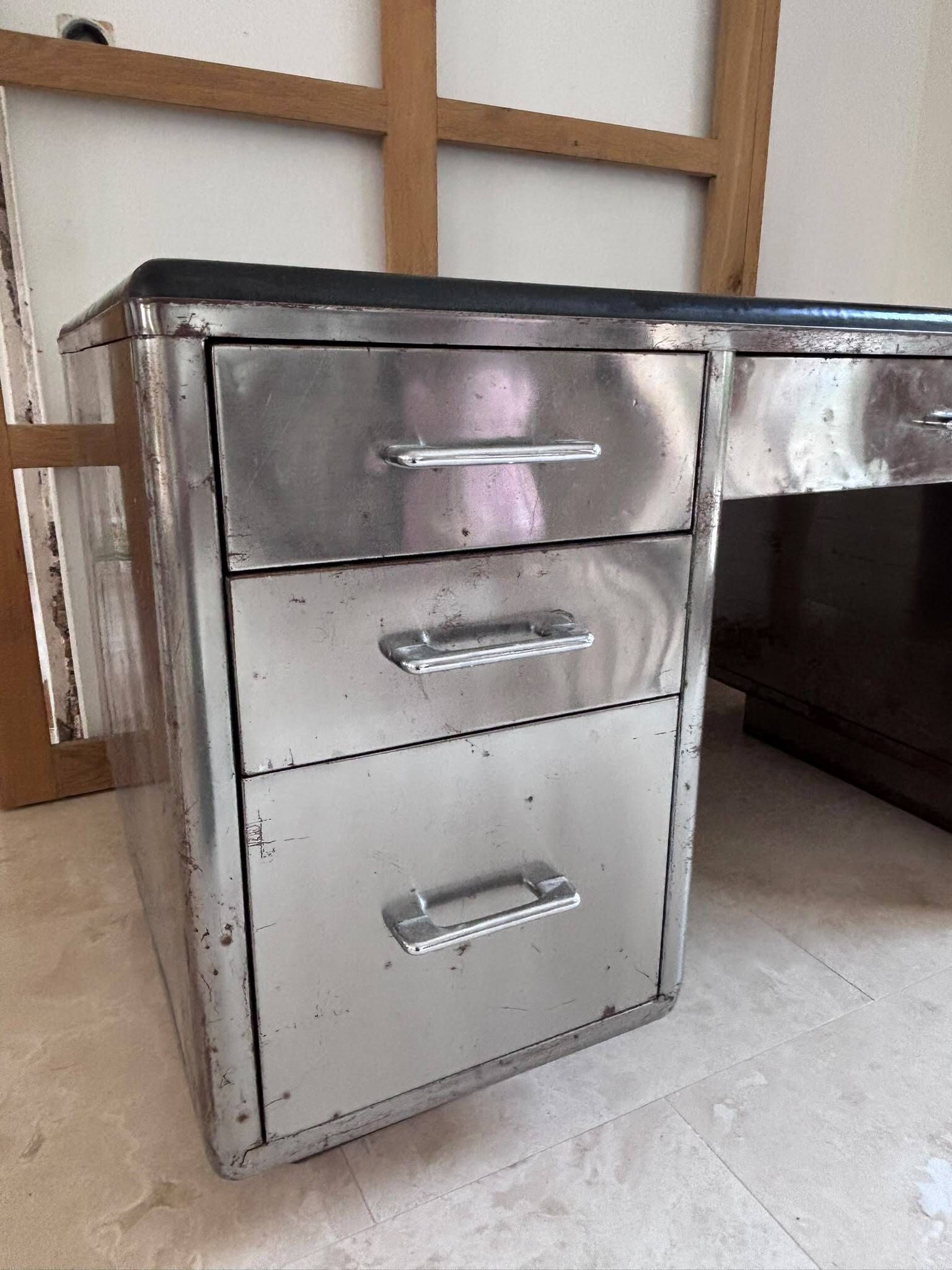 Bureau industriel vintage des années 50 – double caisson, 7 tiroirs, métal