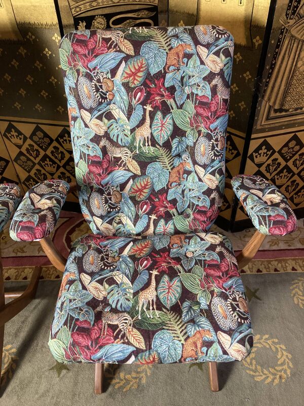 Paire de fauteuils poly confort et 1 repose- pieds