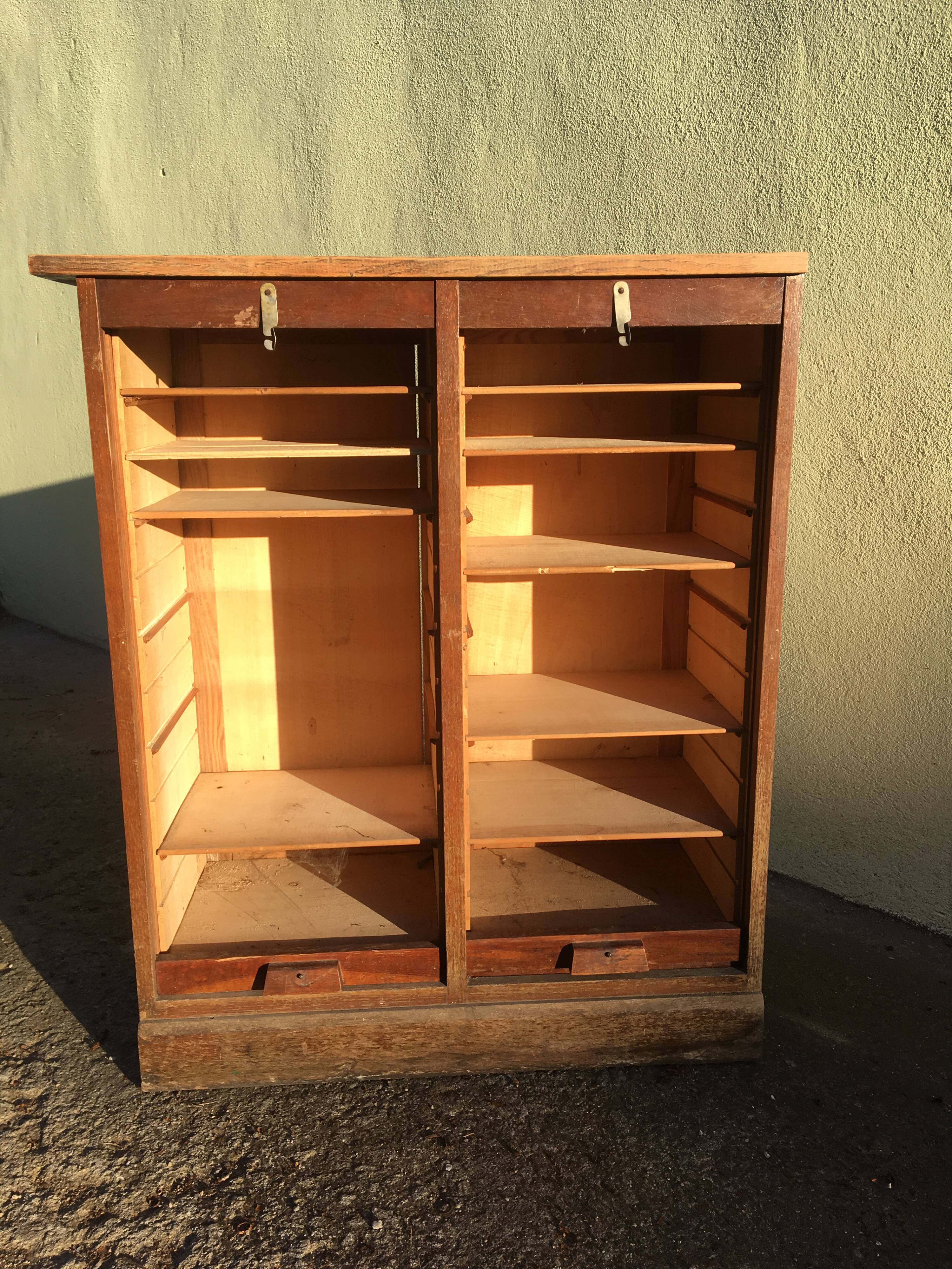 Double curtain cabinet