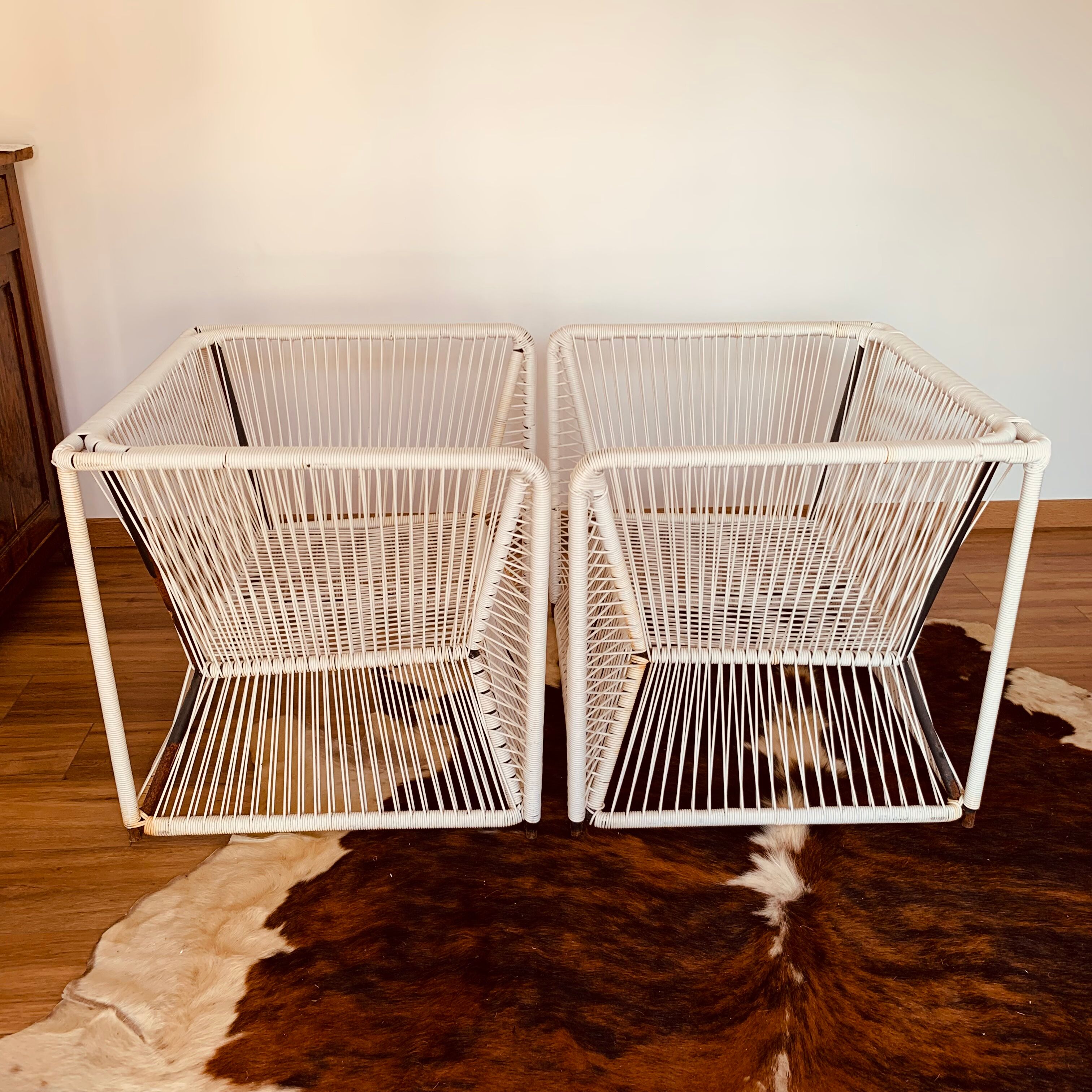 2 garden armchairs in white scoubidou