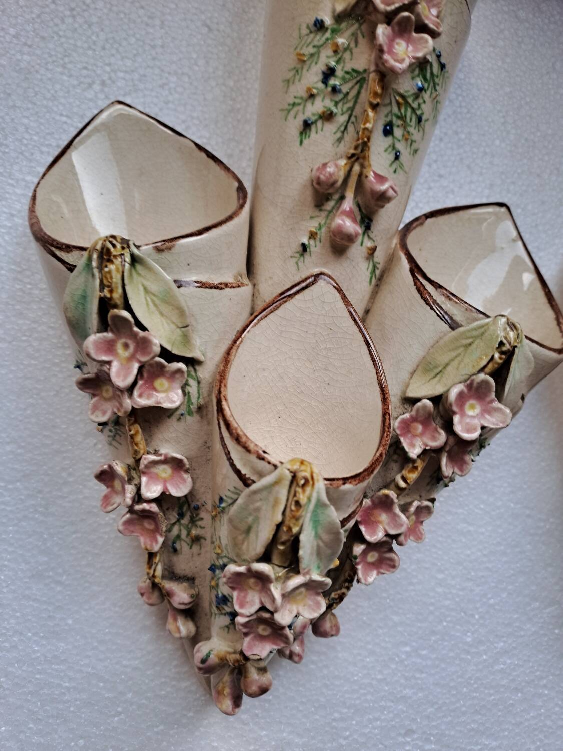Paire de bouquetiéres en barbotine