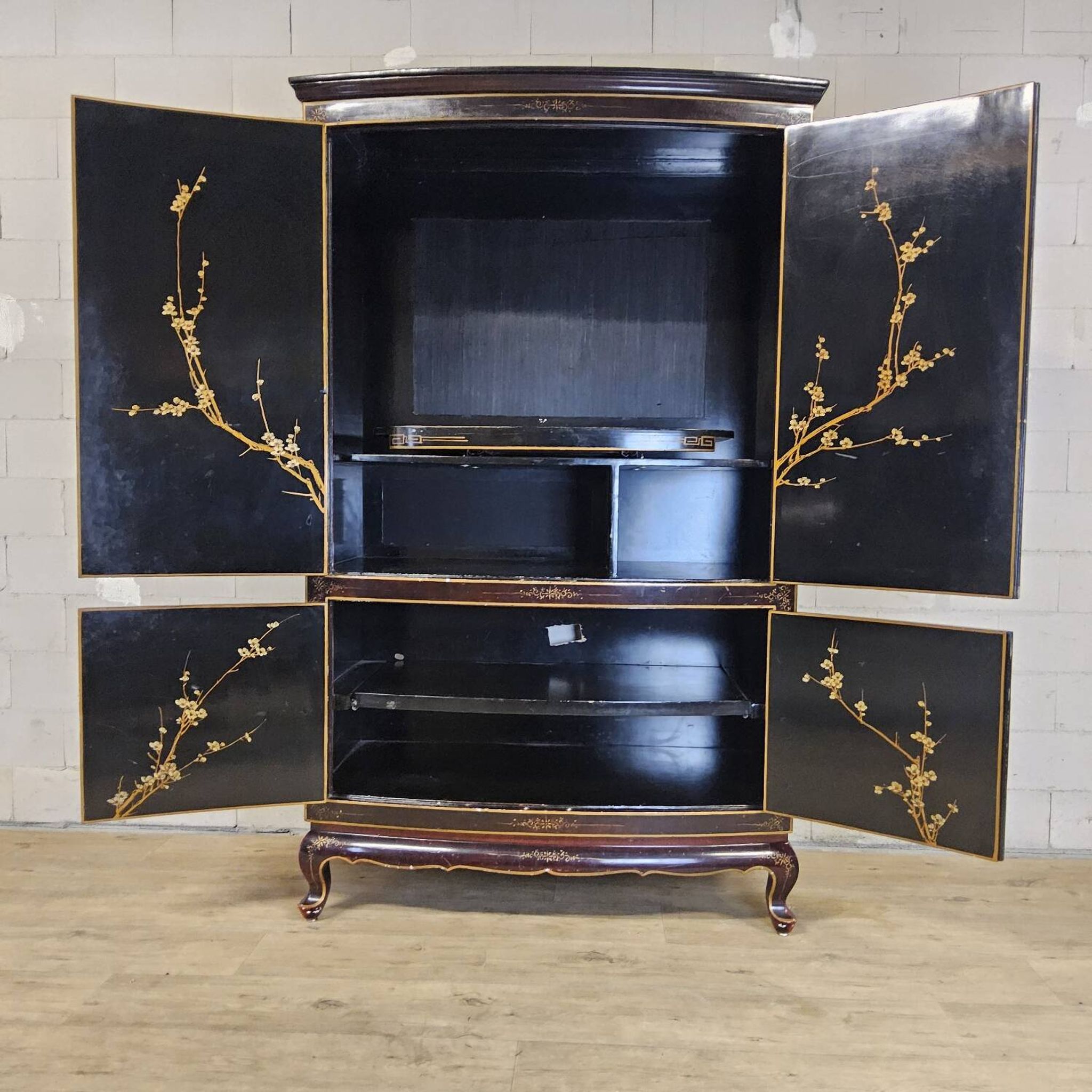 Vintage Chinese cabinet with gold leaf, flowers and birds / oriental