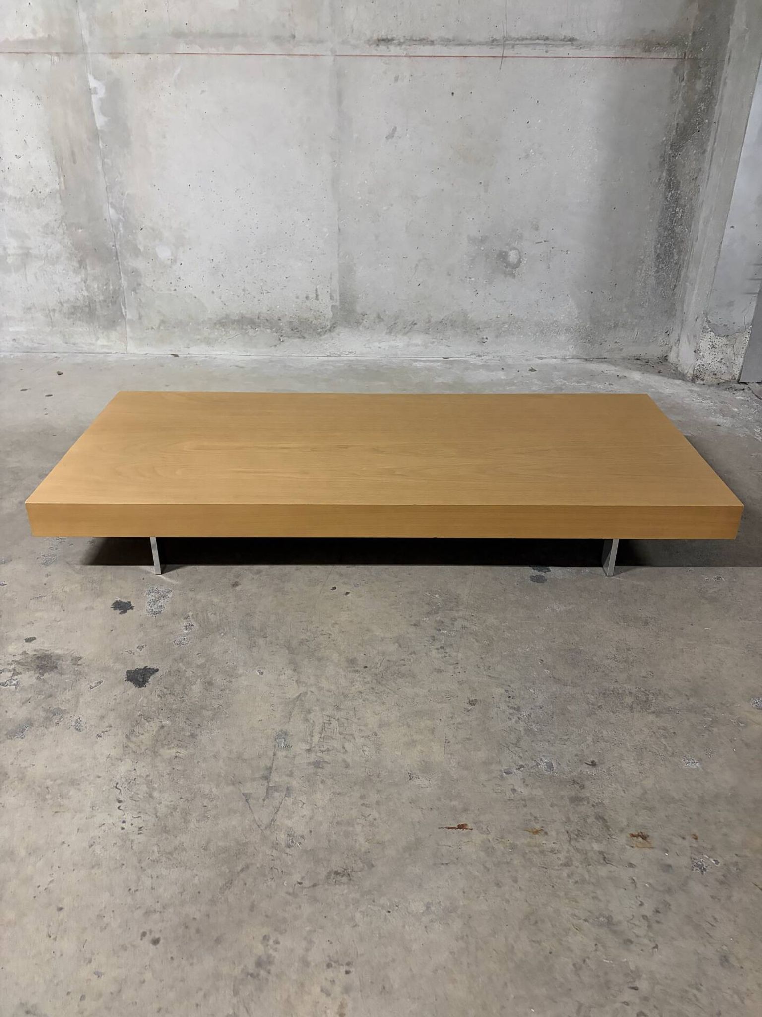 Set of 2 design coffee tables by Molteni&C, light wood and grey lacquered.