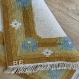 Tapis en laine suédoise tissé à plat Kilim Rölakan signé Ae années 1960
