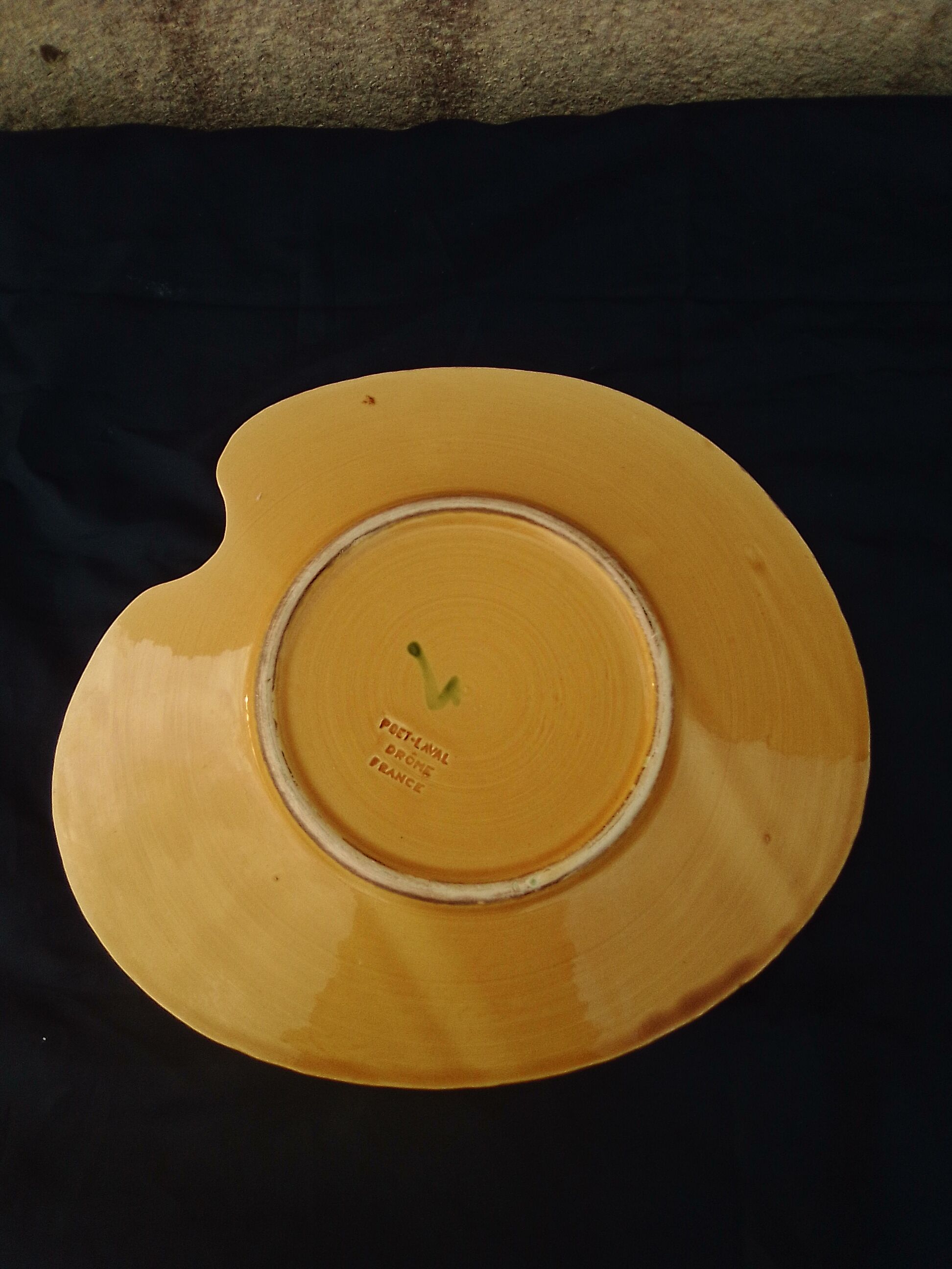 Plate in the shape of a painter's palette decoration strawberry ceramic Poet Laval L 30 cm