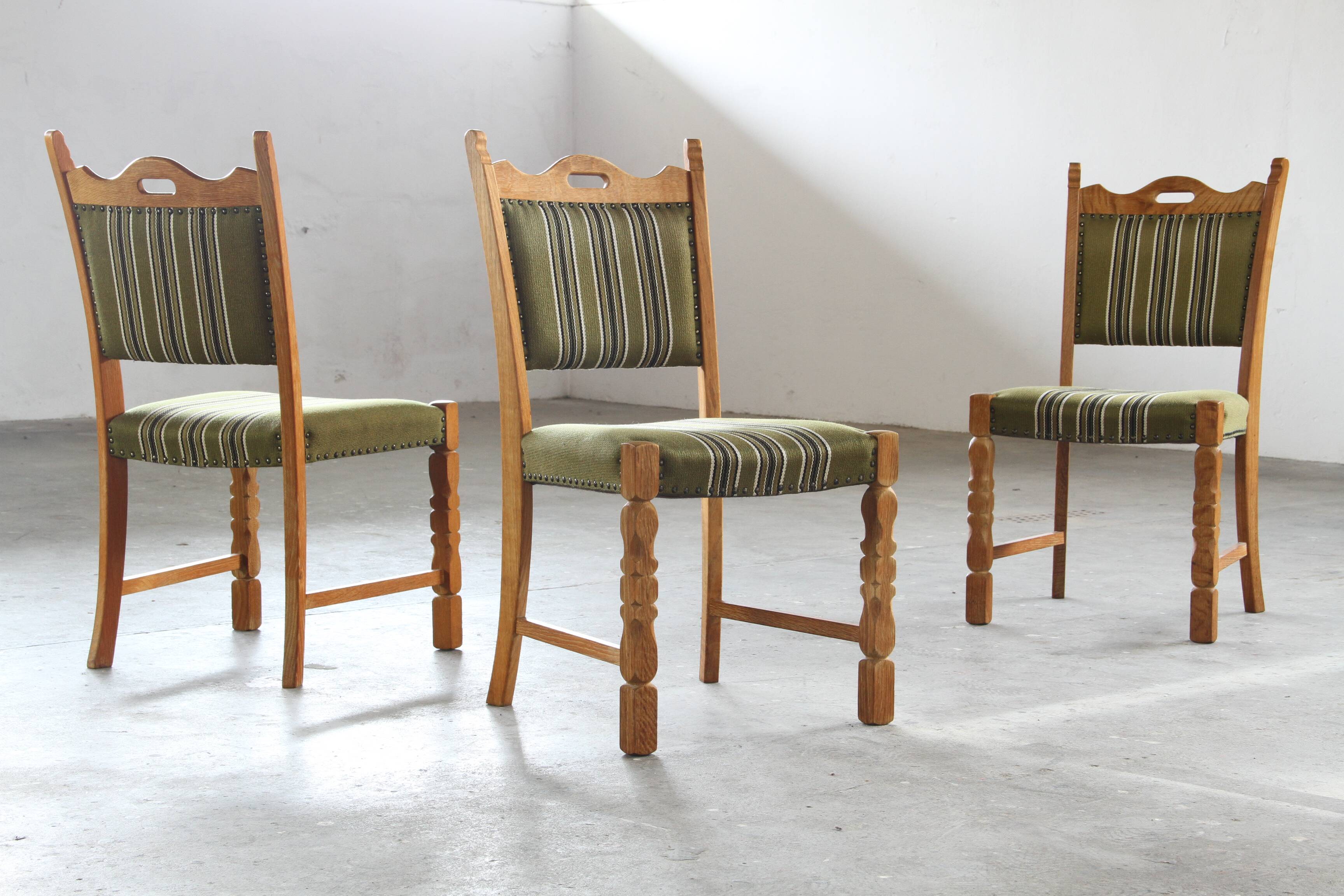 Chaises de salle à manger en chêne danois brutaliste des années 1960 dans le style de H. Kjærnulf