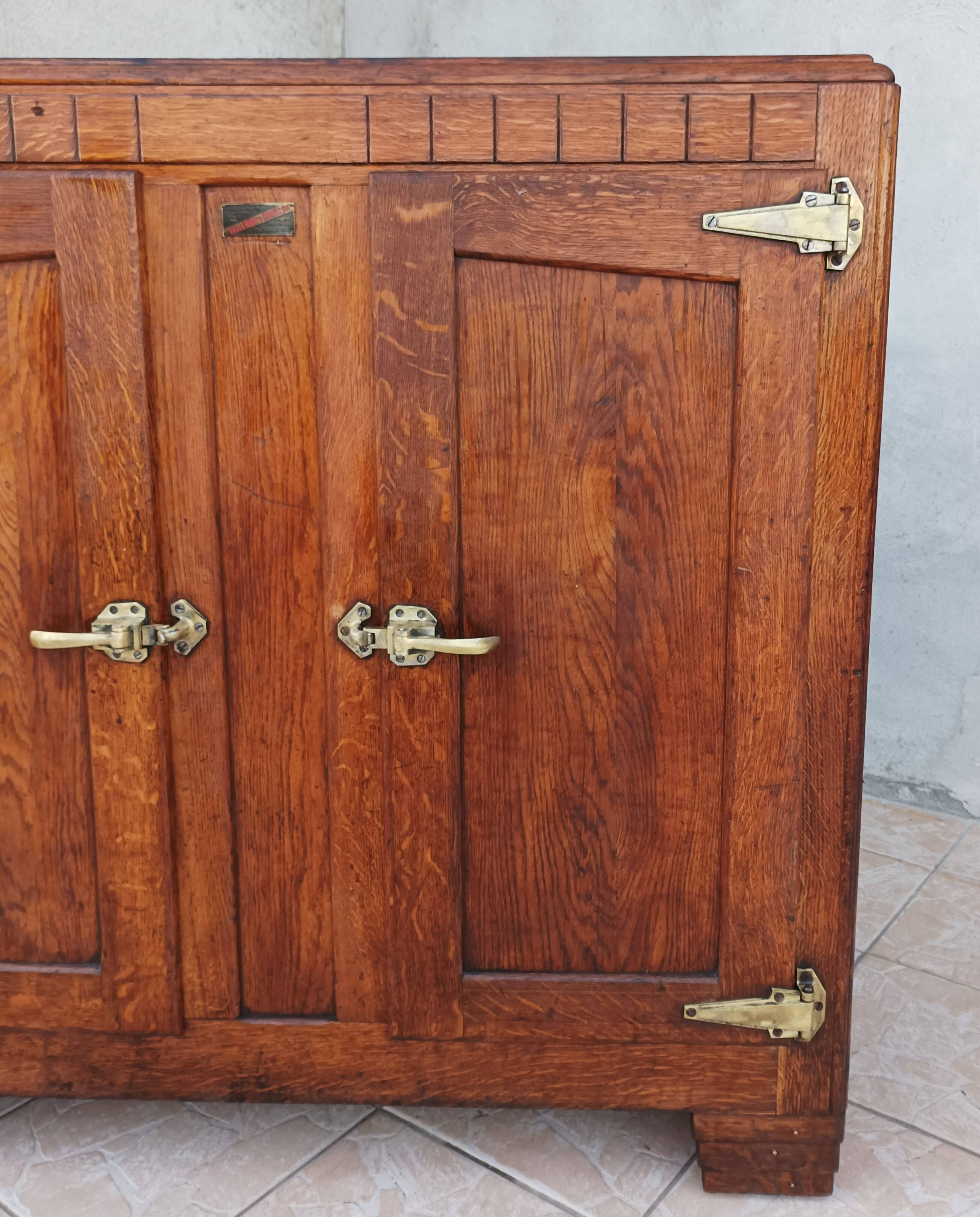 Butcher's buffet ice chest from the Art Deco period in oak