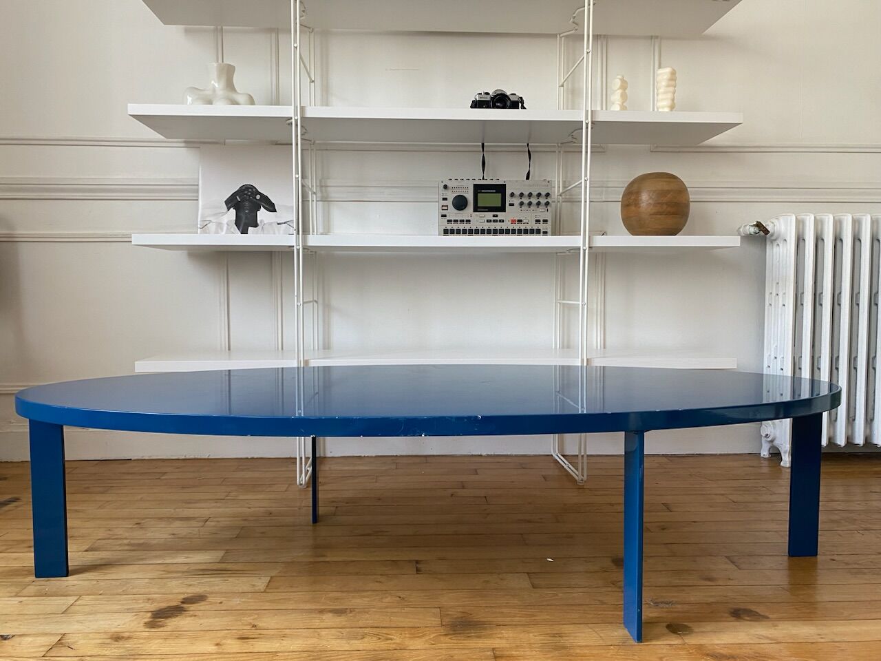 Oval coffee table in blue lacquered wood
