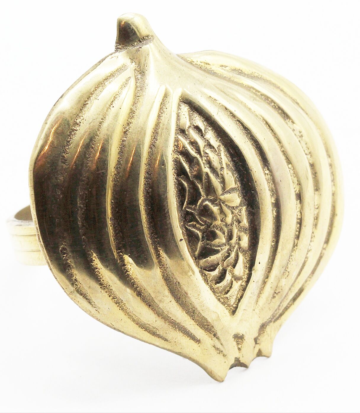 Lot of 2 rounds of brass towel pomegranate and apple