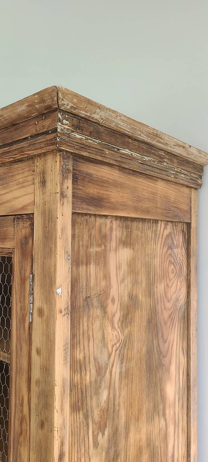 Wooden mesh linen cupboard