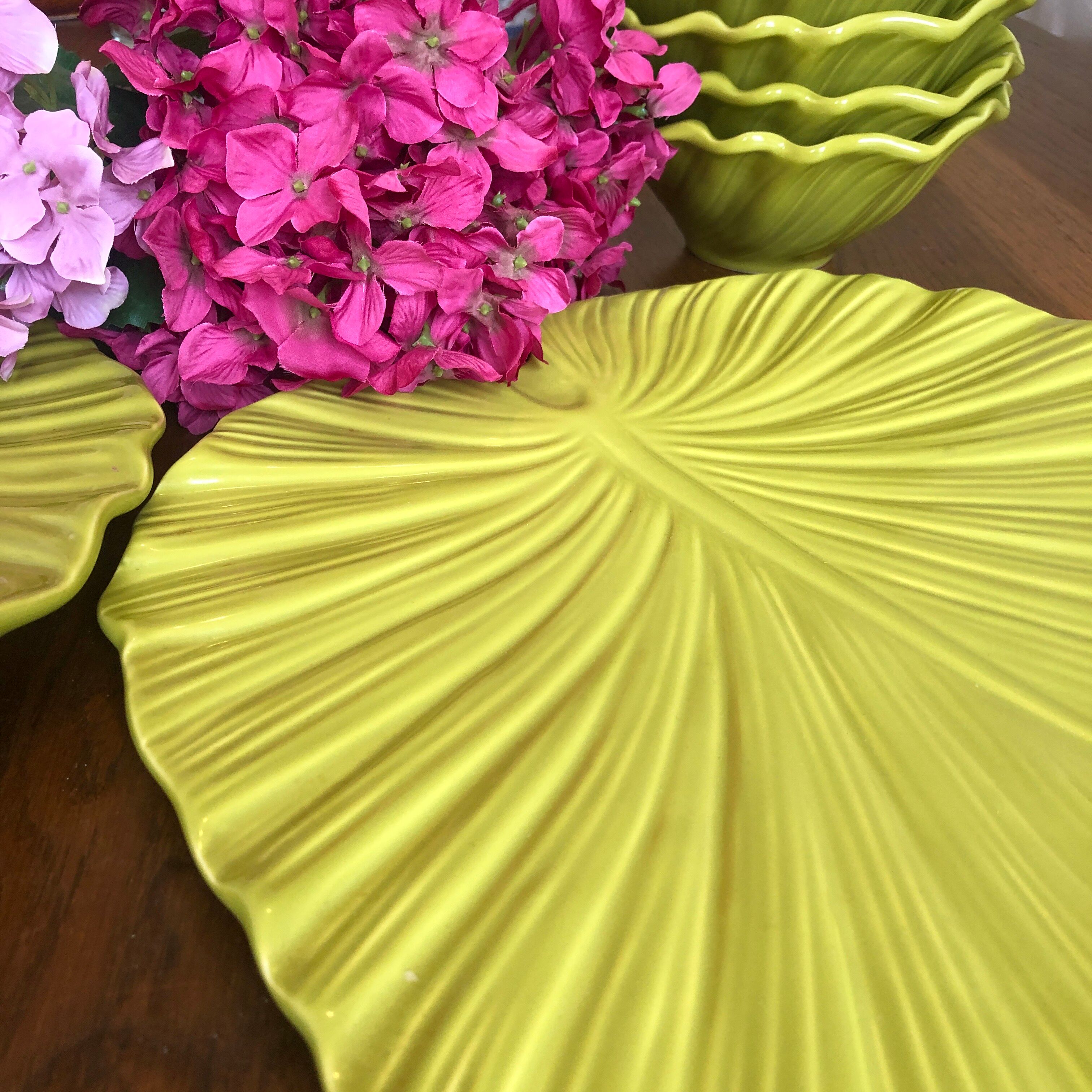 2 dishes and its 6 anise green cups