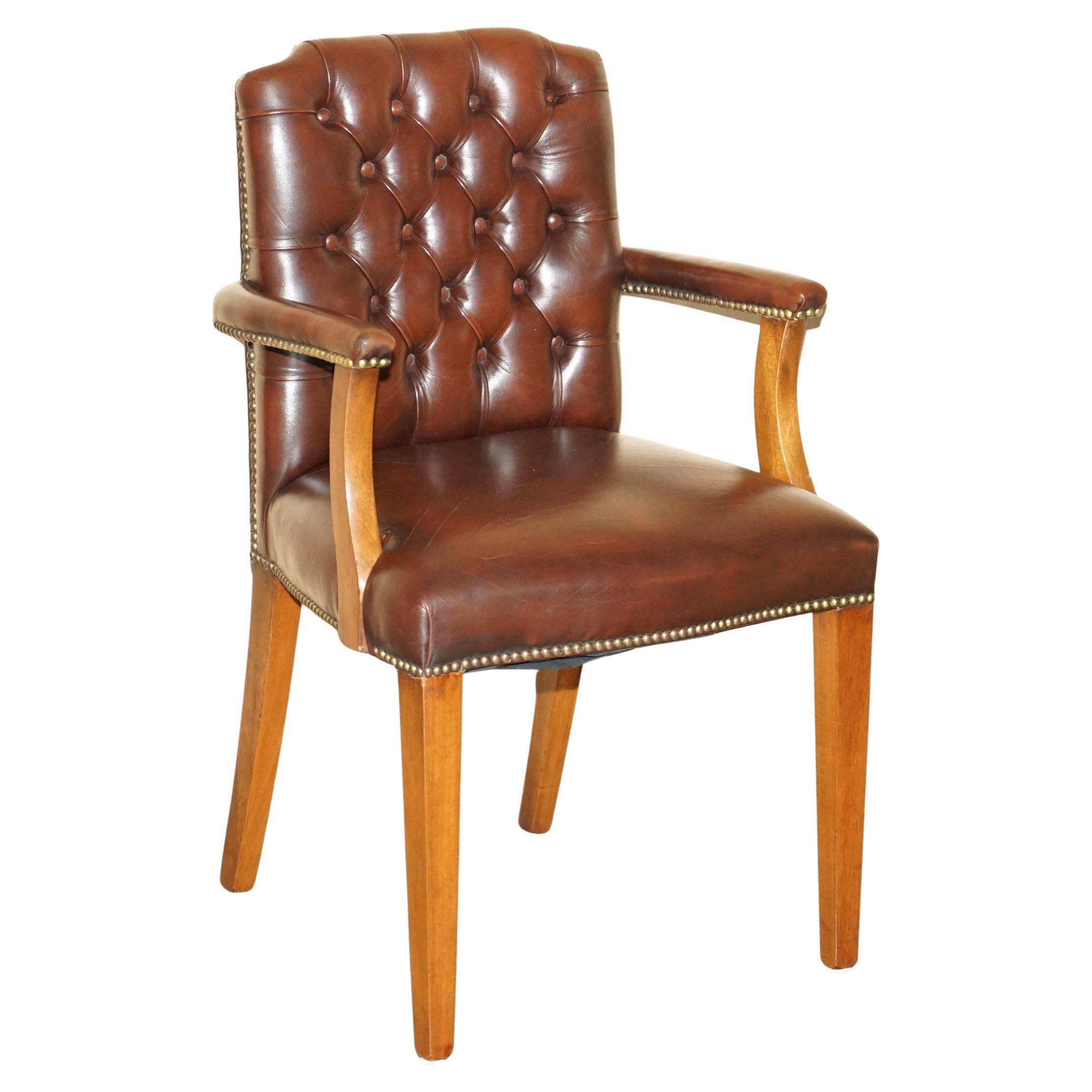Fauteuil de bureau Gainsborough style George II Chesterfield cuir
