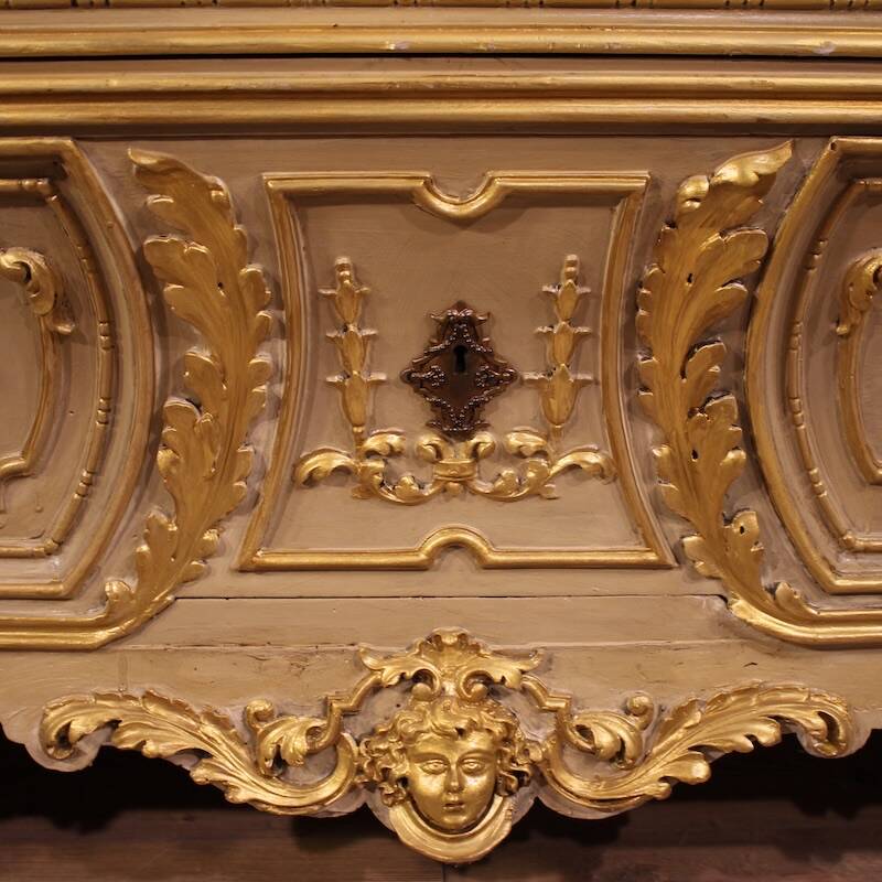 Commode italienne laquée et dorée du 20e siècle