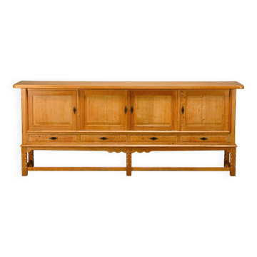 Henning Kjærnulf grand buffet mid-century brutaliste en chêne, années 1960