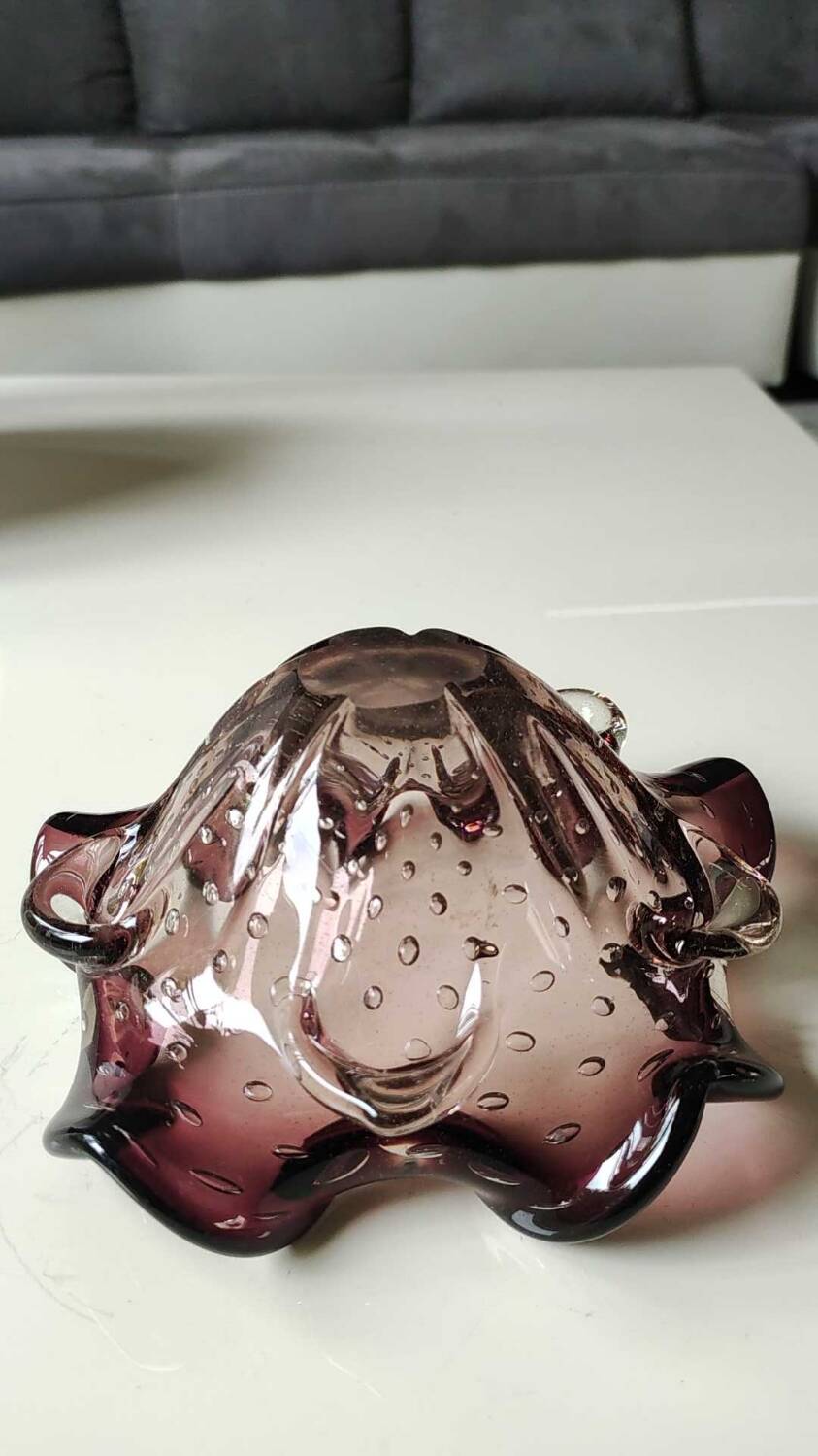 Murano empty pocket "Bullicante" organic floral shape. Plum tones. Diam. 17cm