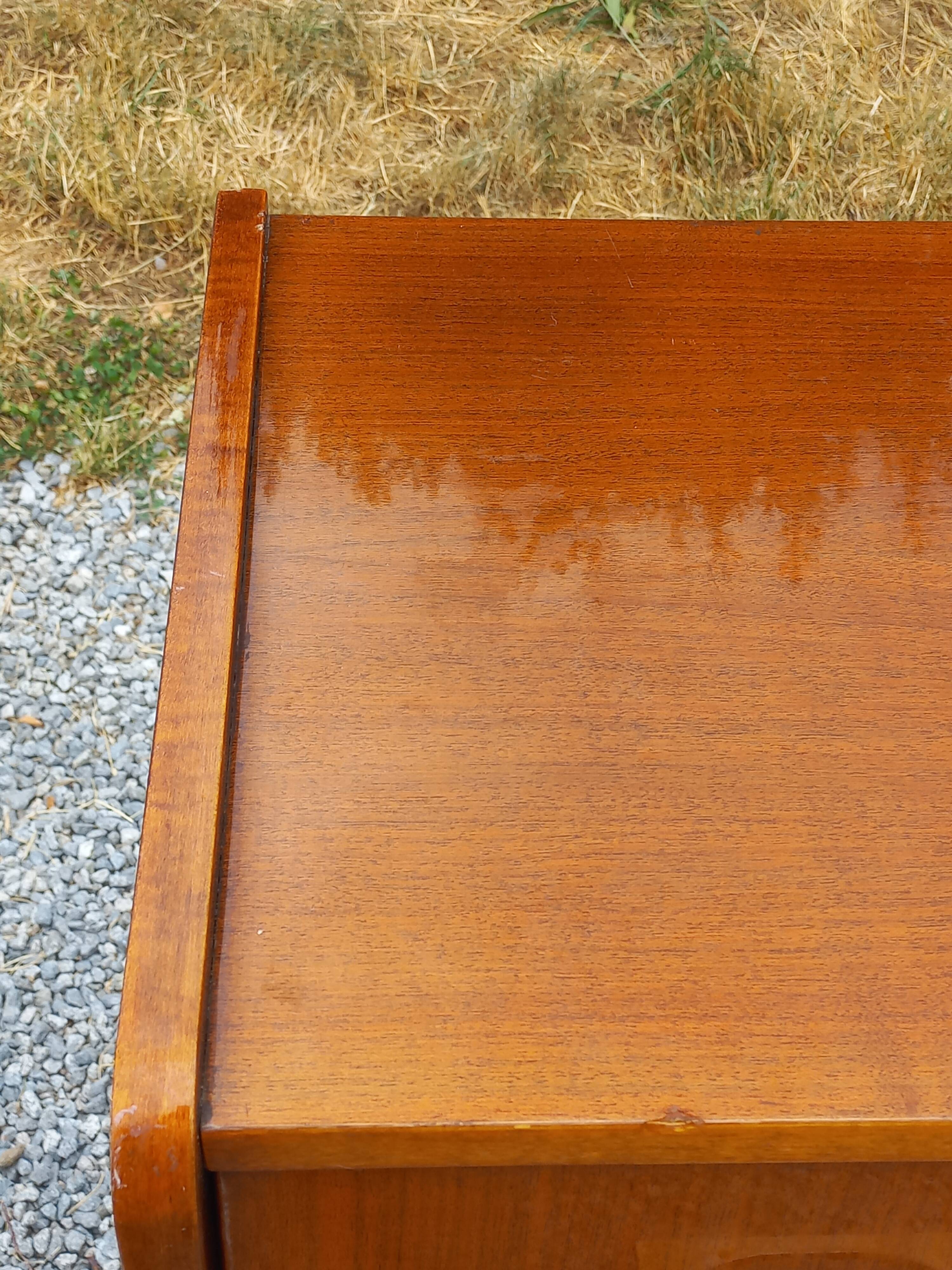 Vintage walnut varnished chest of drawers with 4 drawers from the 1960s.