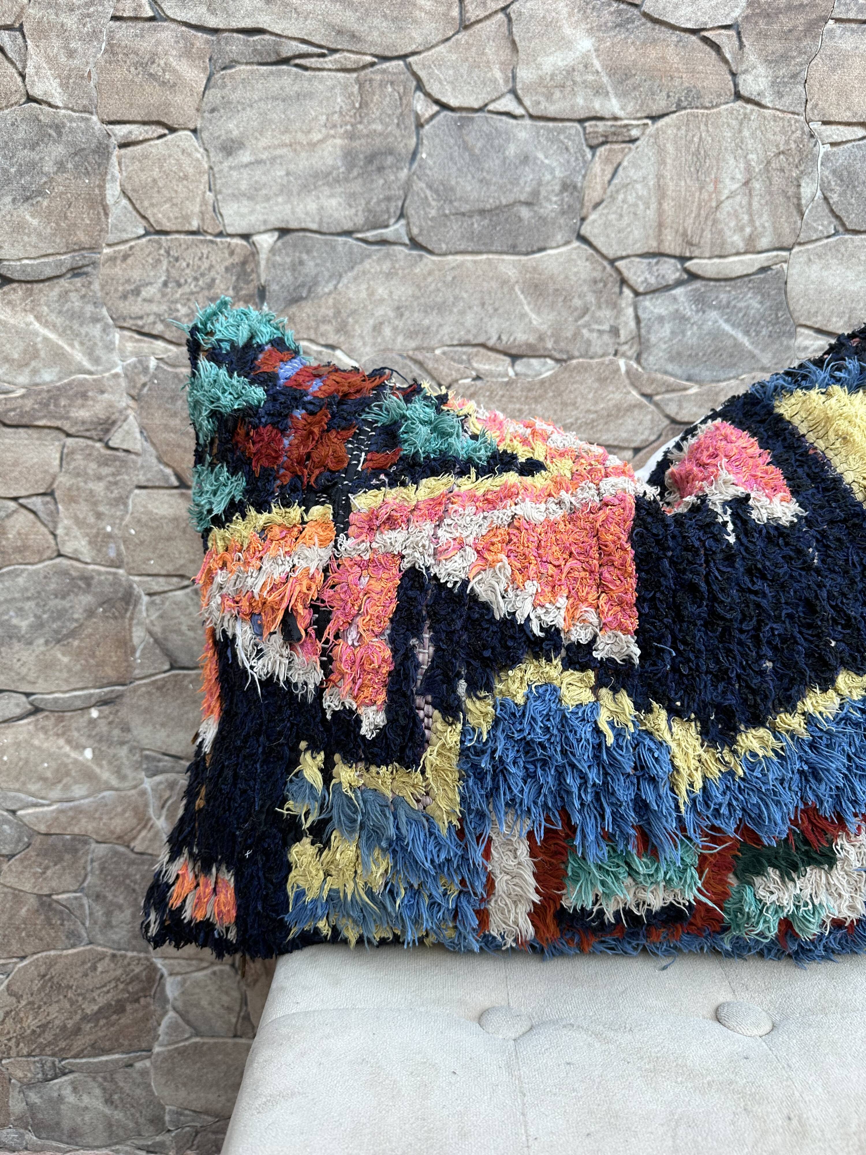 Magnifique coussin Kilim berbère vintage du Maroc