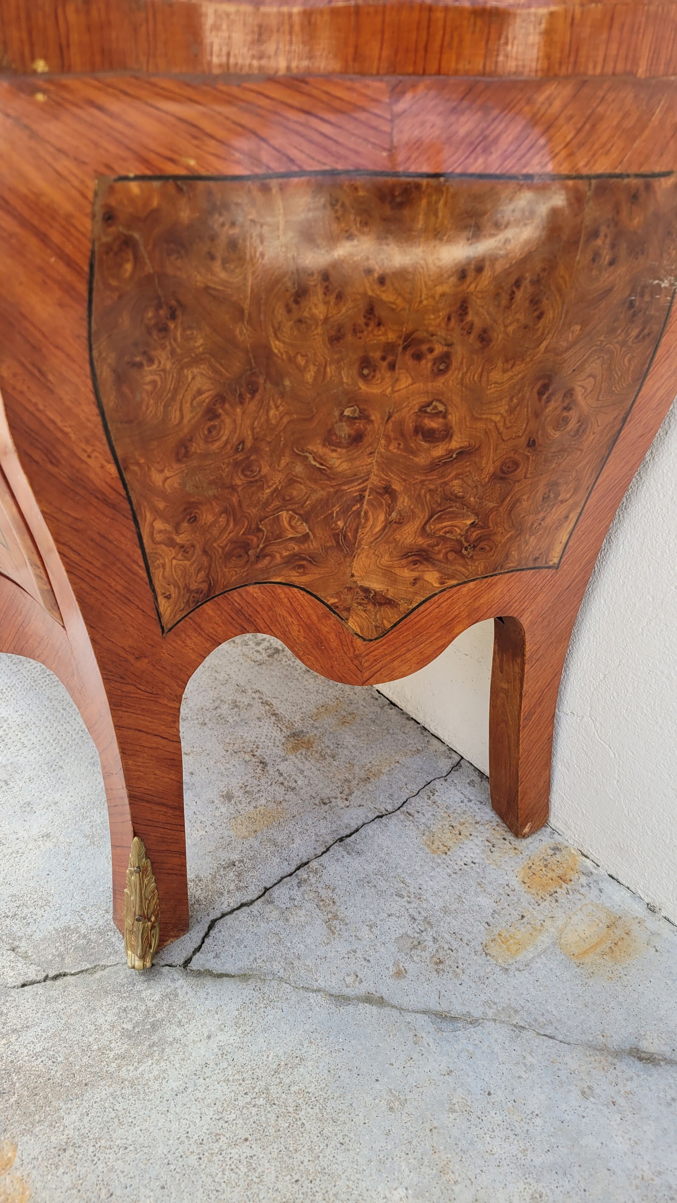 Louis XV style curved chest of drawers in marquetry