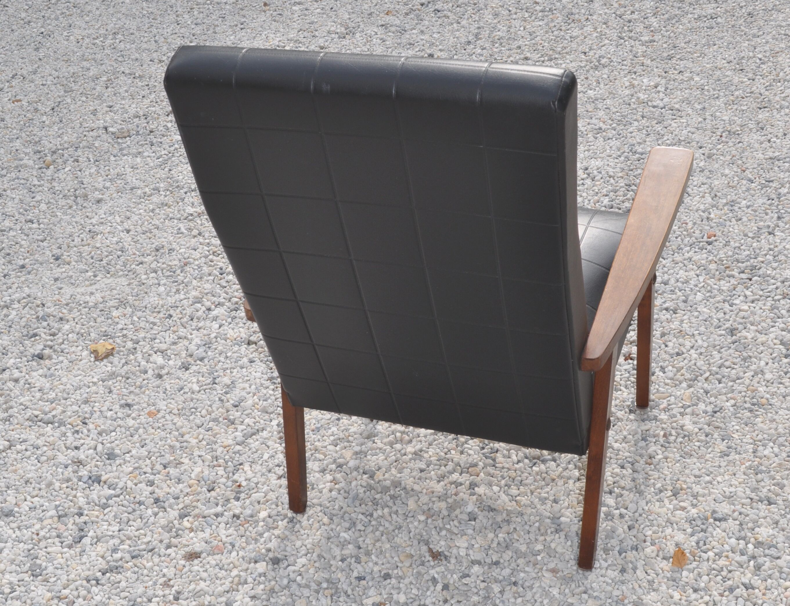 Armchair in black leather armrests 50