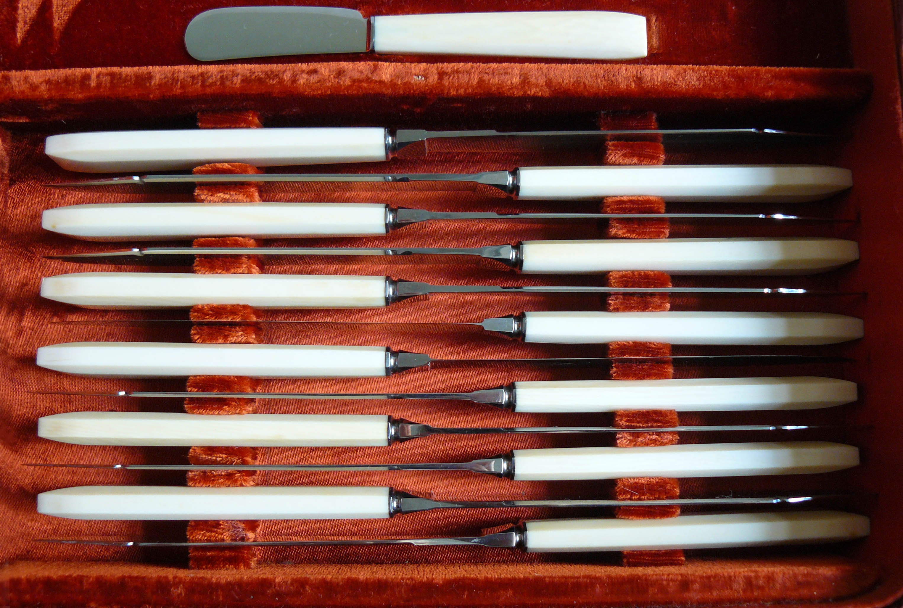 Housewife of Bakelite knives and service cutlery