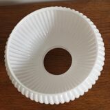Tulipe en opaline blanche avec effet plissé pour suspension ou lampe à poser