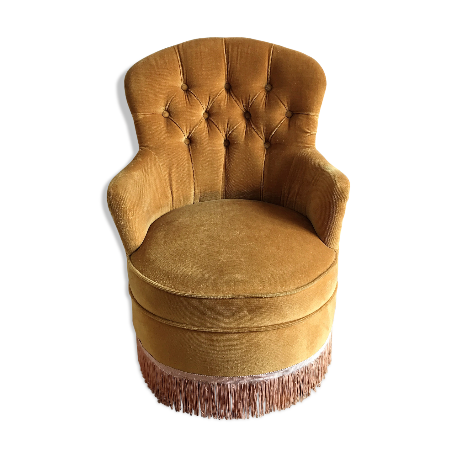 Fauteuil crapaud capitonné en velours jaune